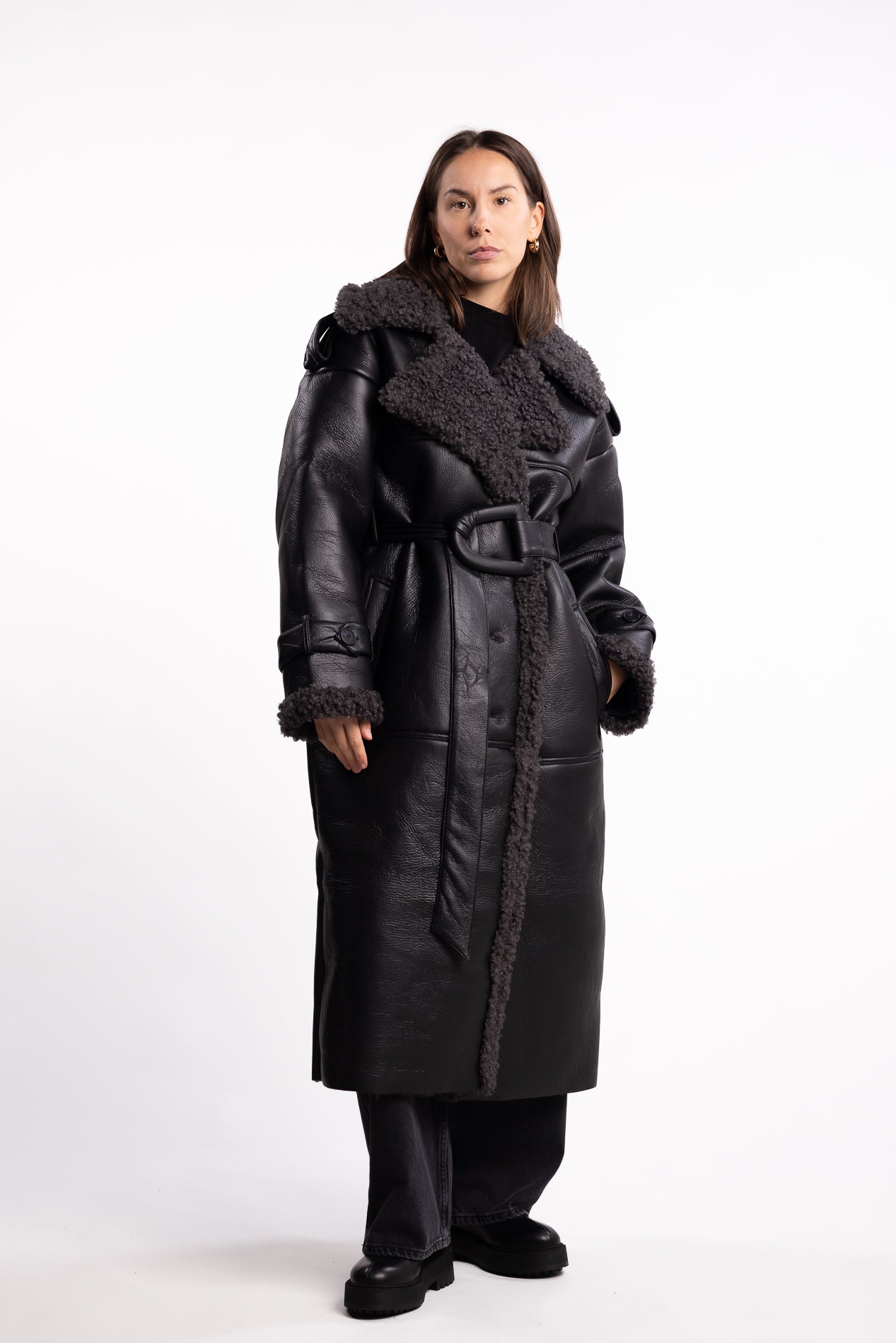 Manchester Coat- Black | Oversized kåpe i imitert skinn fra Adoore