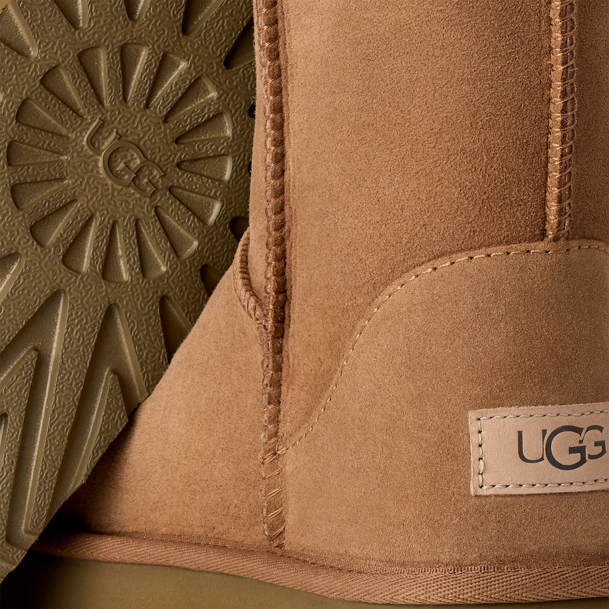 UGG W Classic Short II Chestnut – sål og logo