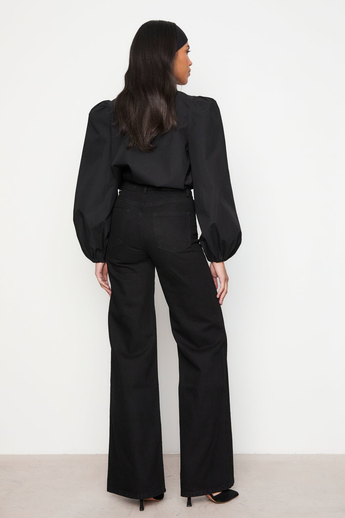 Infinity Blouse Black - modellbilde helfigur bakfra