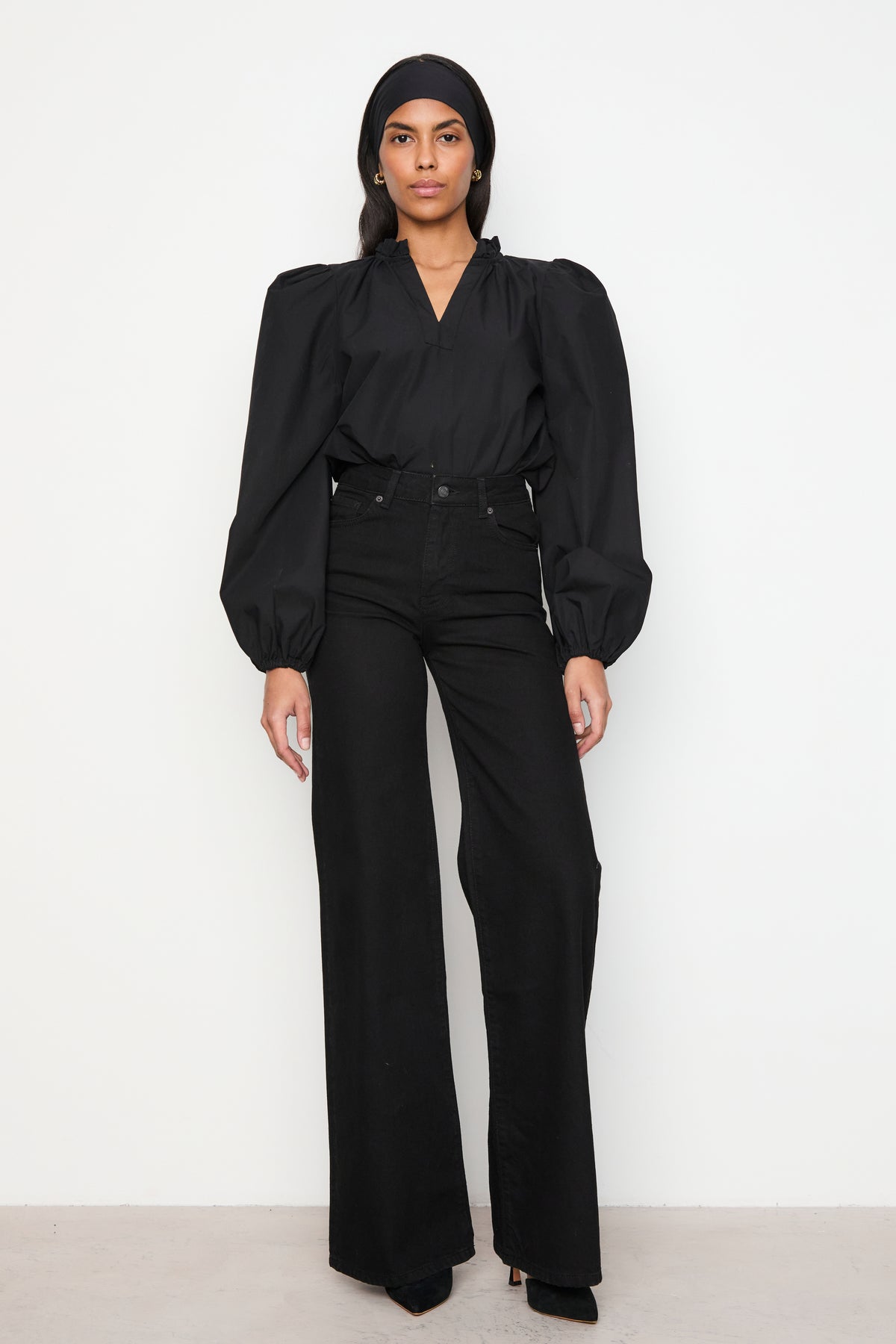 Infinity Blouse Black - modellbilde helfigur forfra