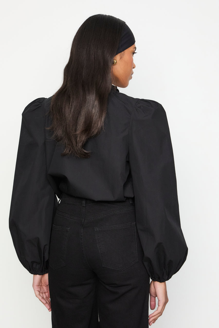 Infinity Blouse Black - modellbilde bakfra