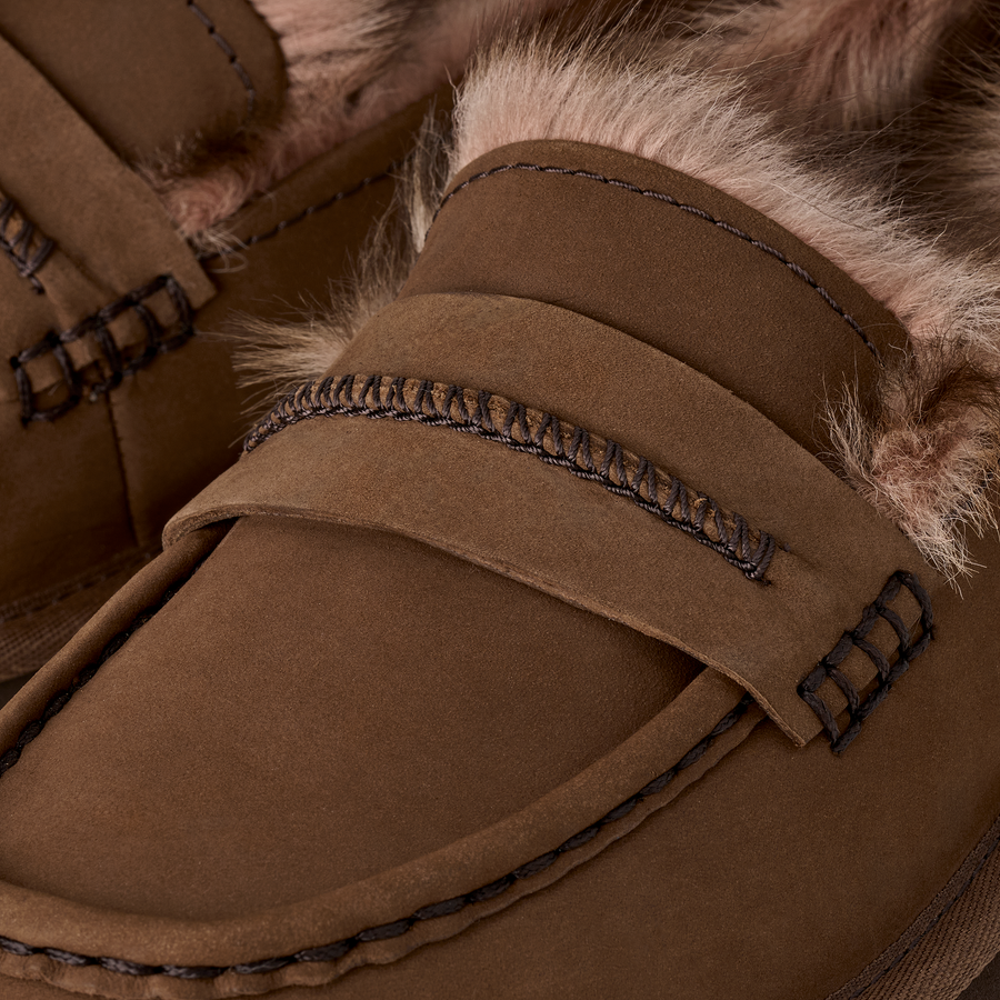 UGG W Ellis Nubuck Loafer Dark Chestnut – detalj rem