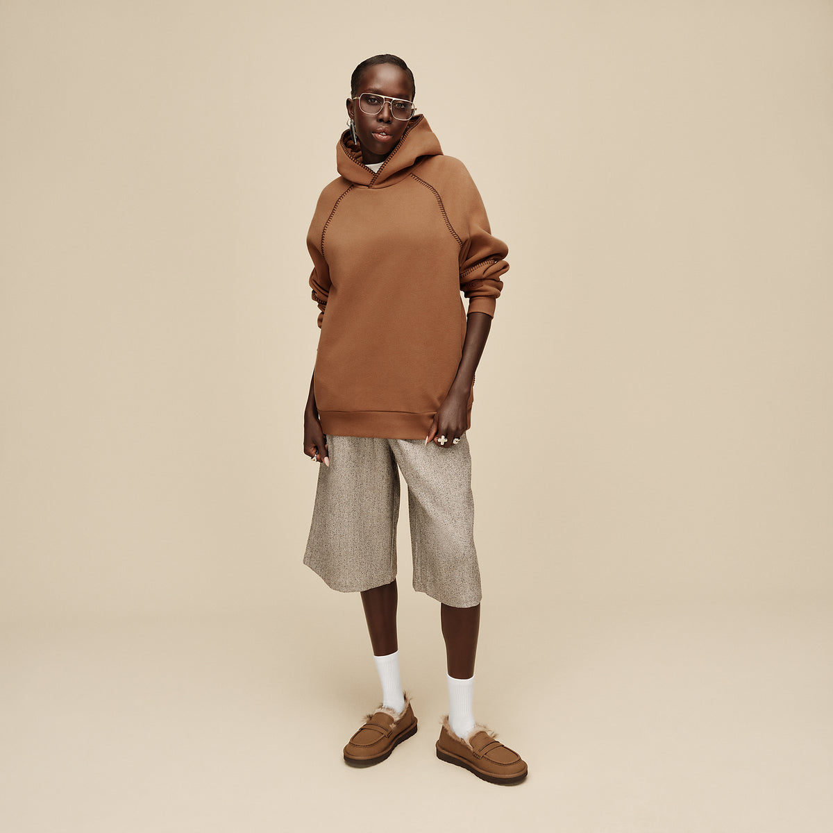 UGG W Ellis Nubuck Loafer Dark Chestnut – modellbilde