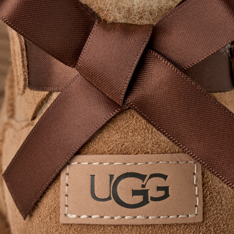 UGG W Ultra Mini Bailey Bow Chestnut - detalj sløyfe