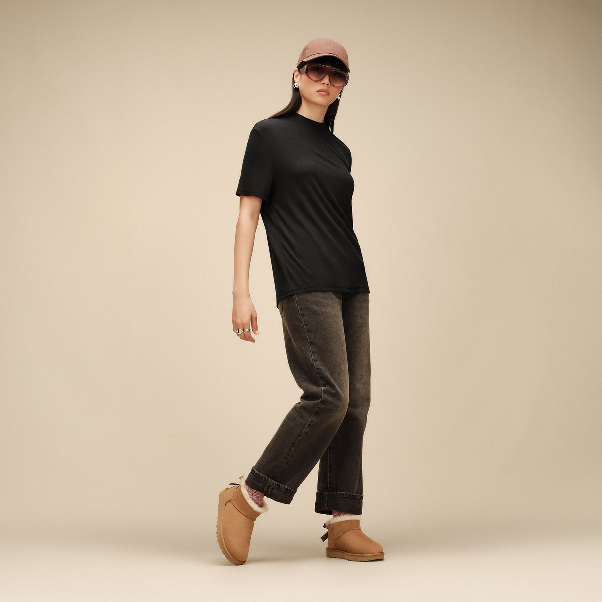 UGG W Ultra Mini Bailey Bow Chestnut - modellbilde