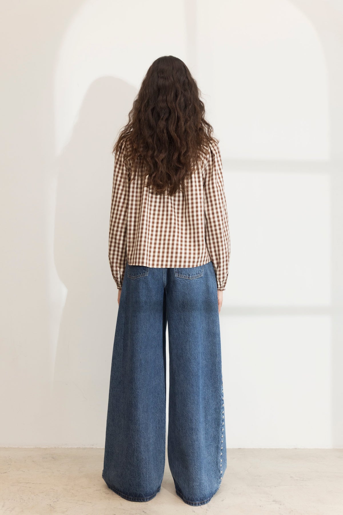 Camilla Pihl Bellier Blouse Brown Check - modellbilde bakfra helfigur