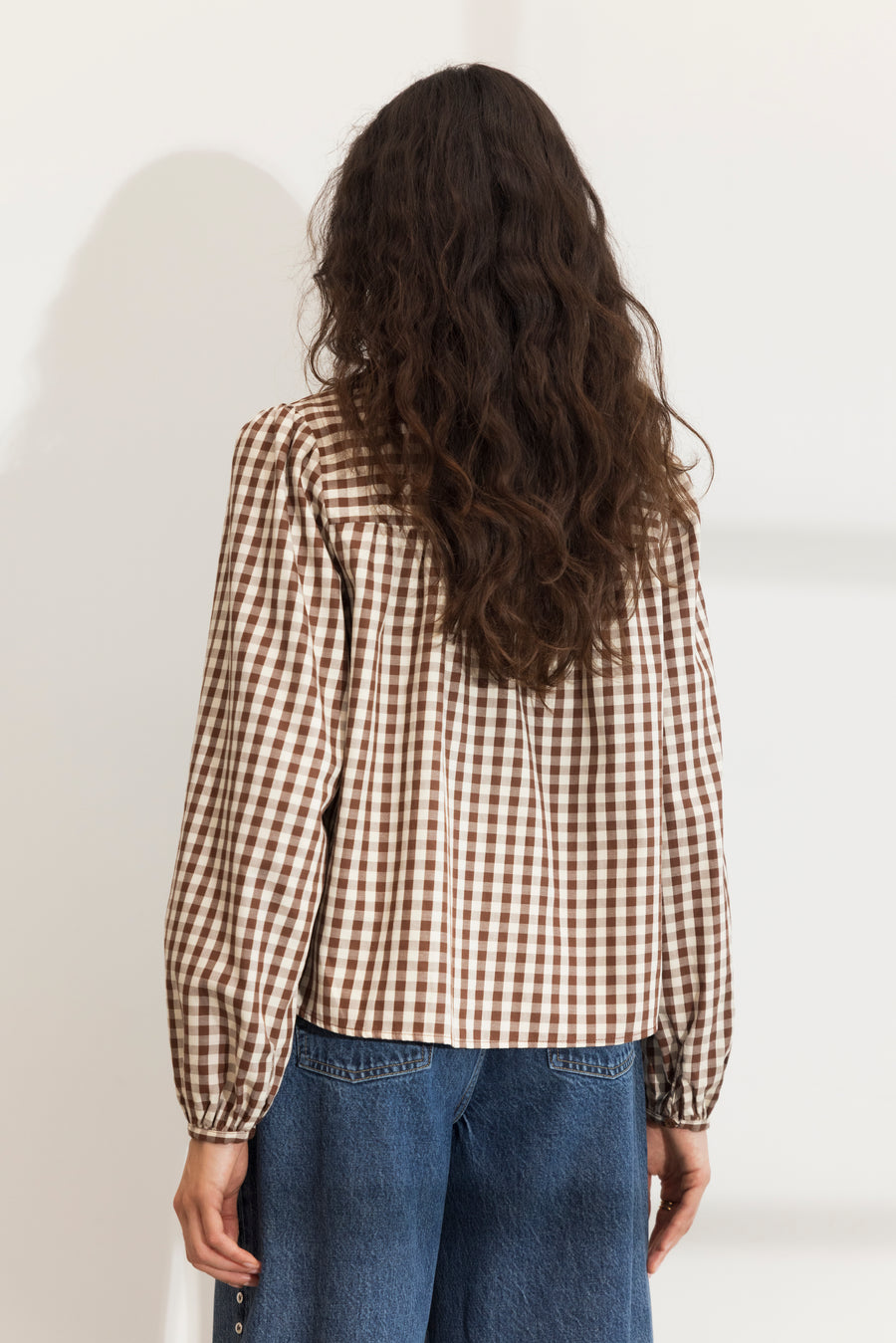 Camilla Pihl Bellier Blouse Brown Check - modellbilde bakfra