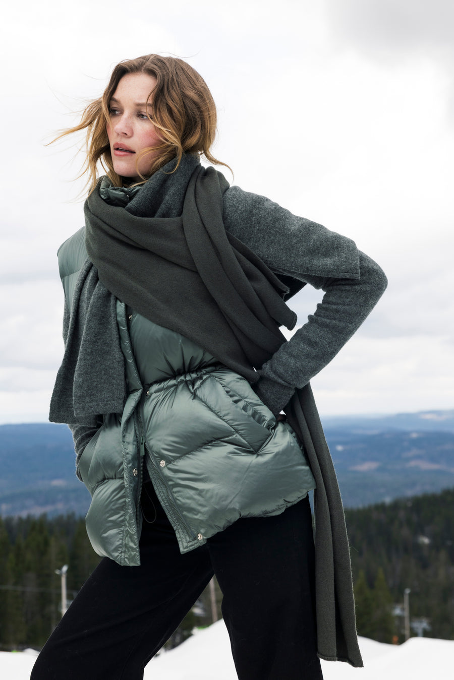Modell i Lenox dunvest, fra siden