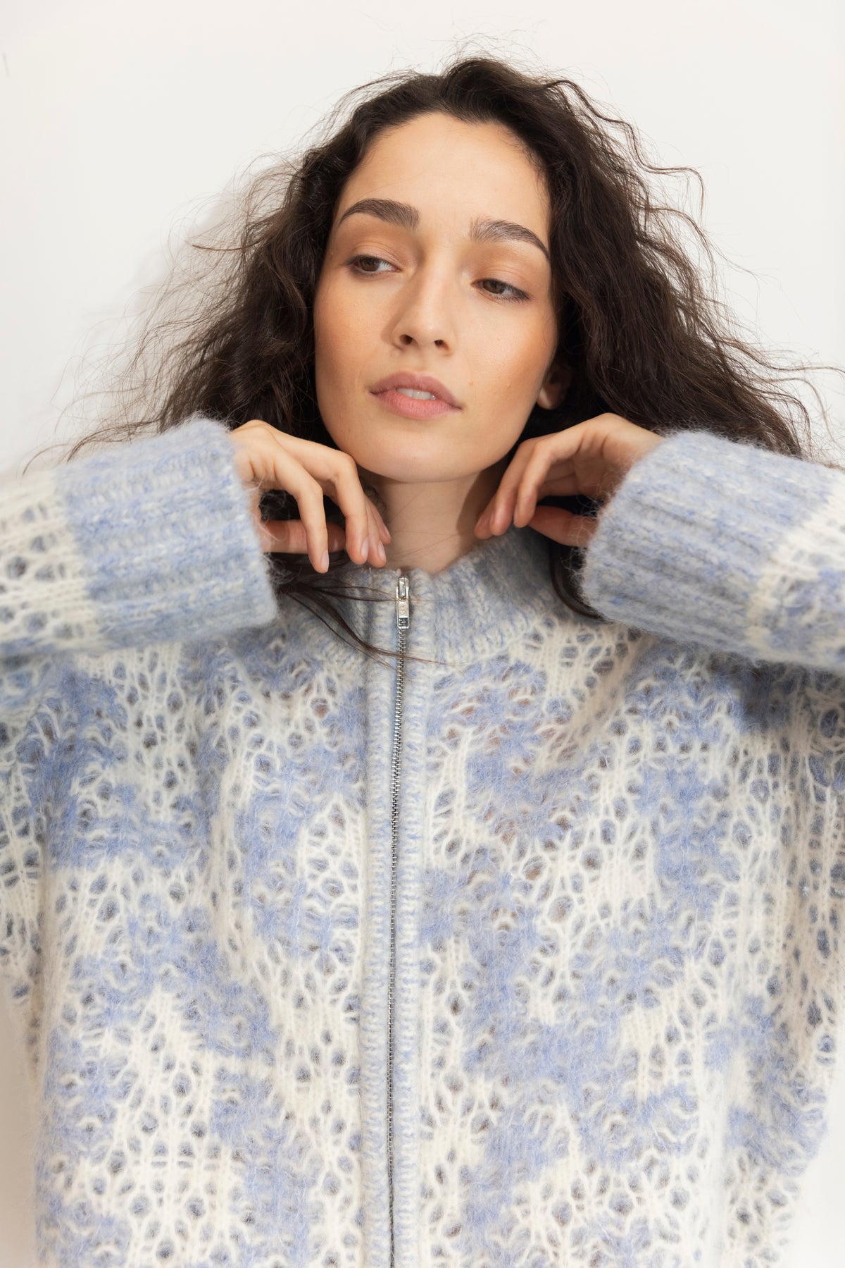 Briana Zip Knit - Light Blue modell