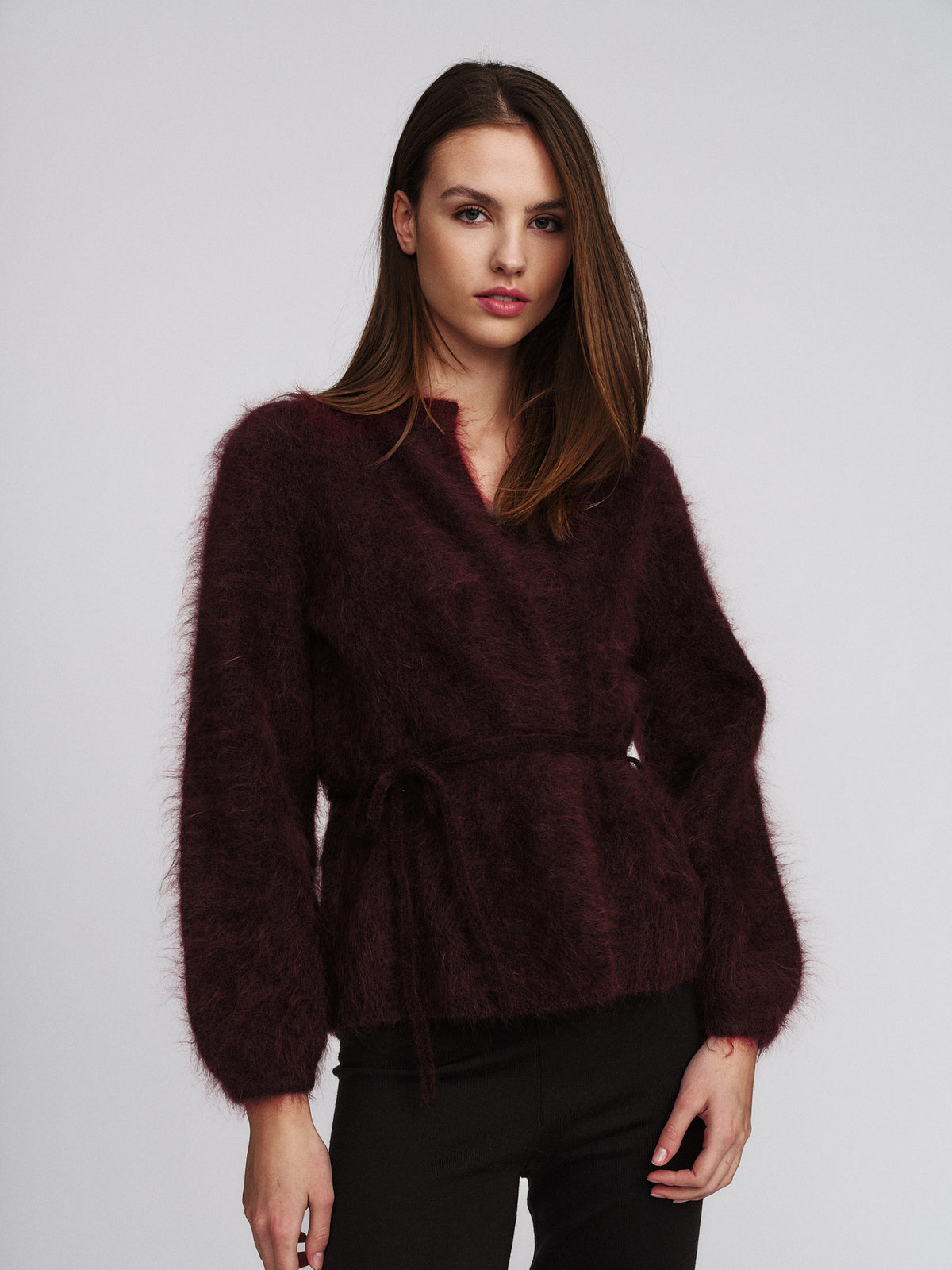 Fredrikke Chunky Cardigan Oxblood - modellbilde