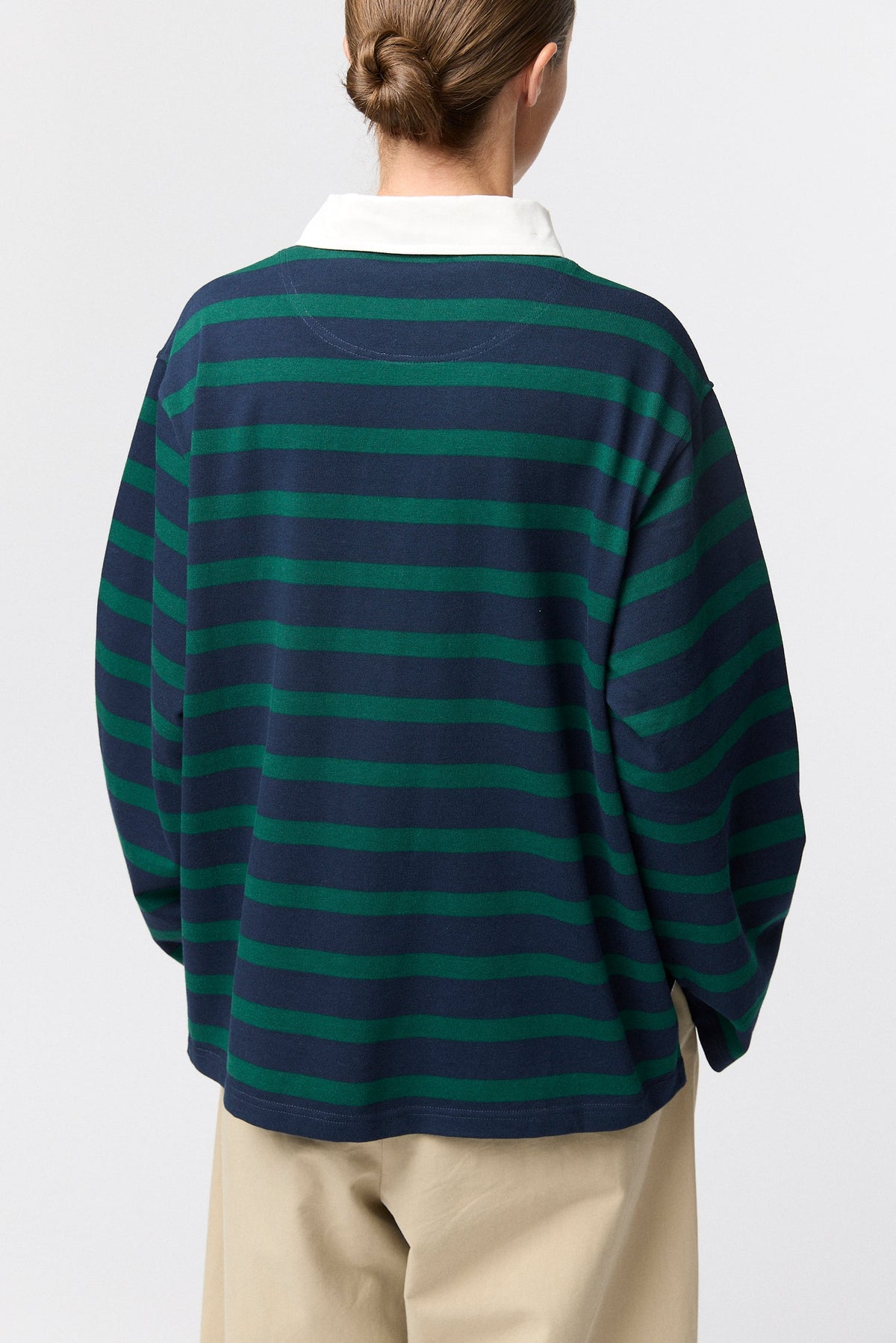 Rugby Top Green & Navy Stripe - modellbilde