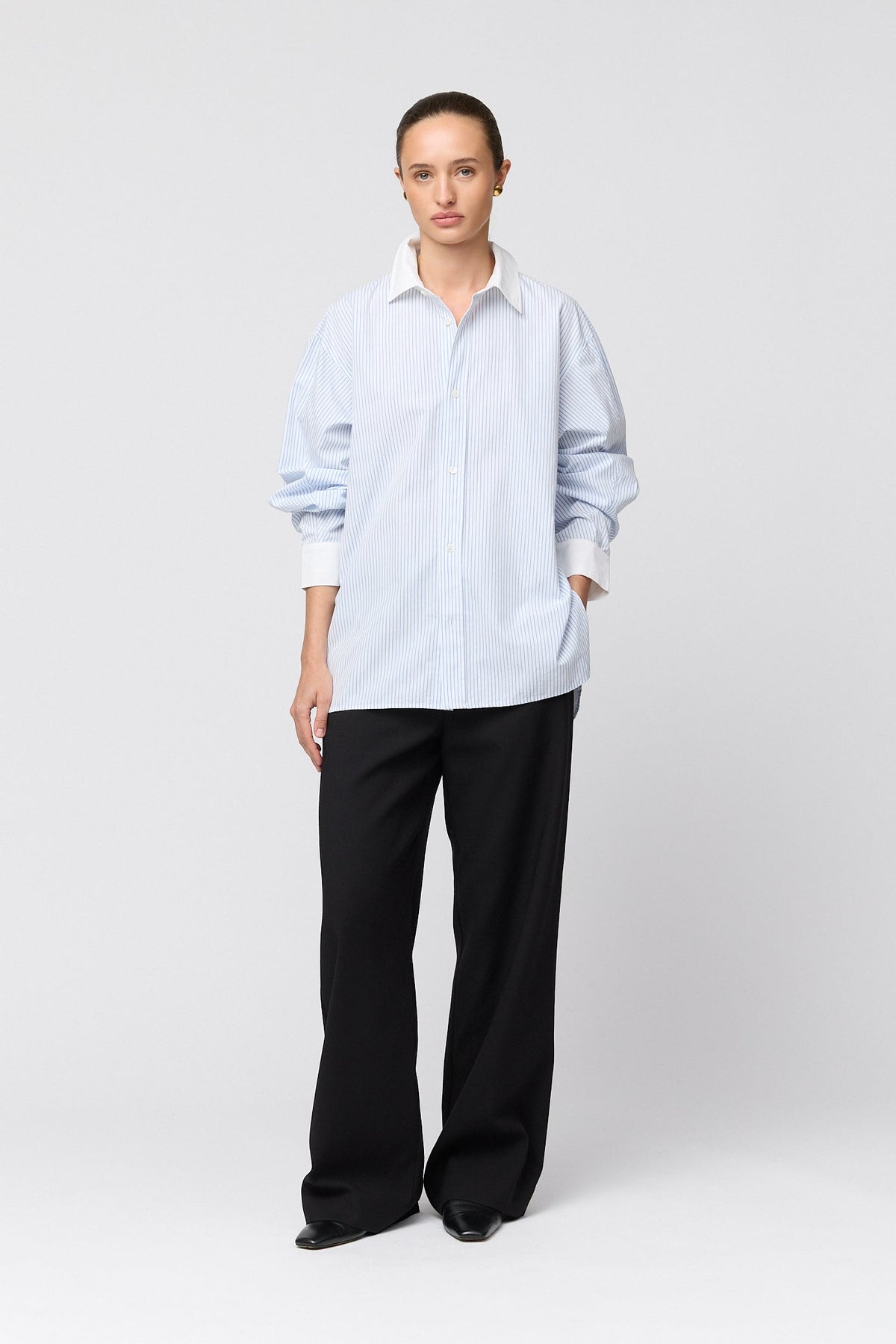 Coastal Shirt Pastel Blue & White Pinstripe - modellbilde