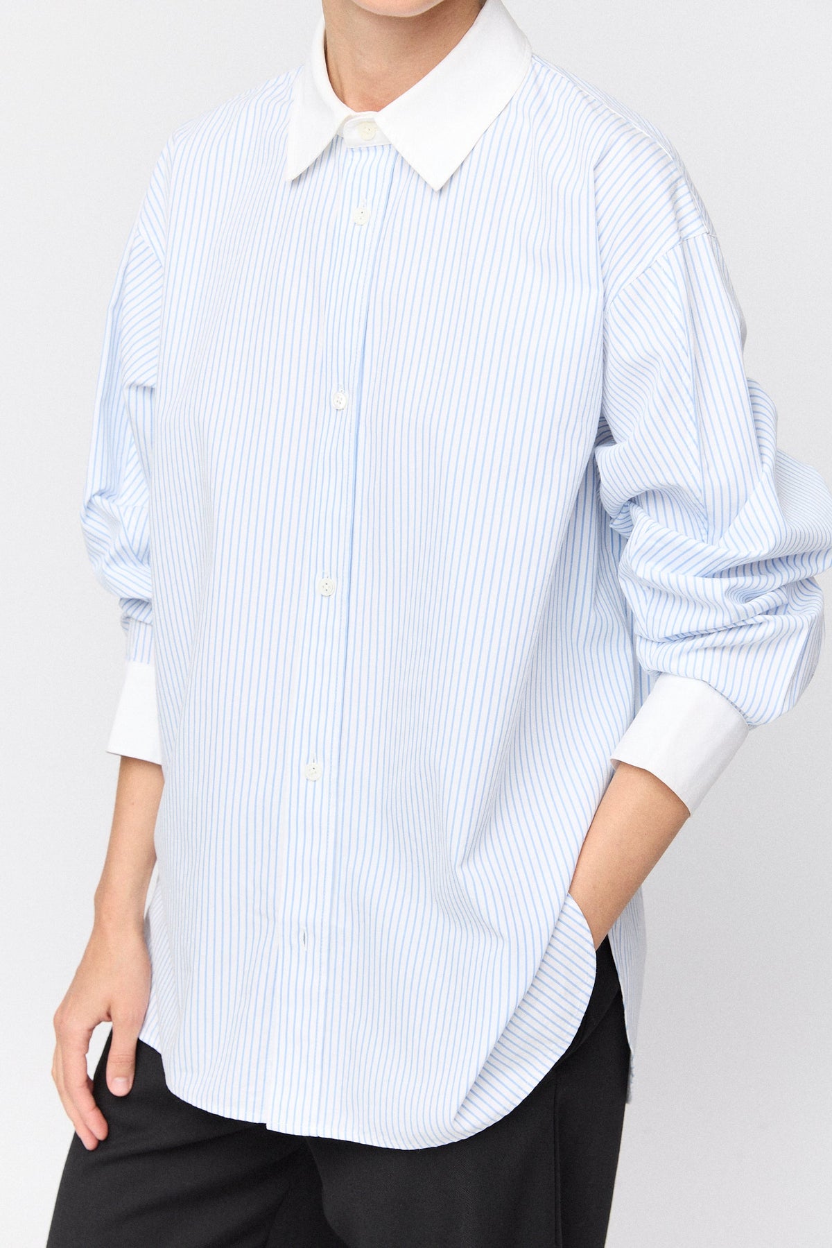 Coastal Shirt Pastel Blue & White Pinstripe - modellbilde