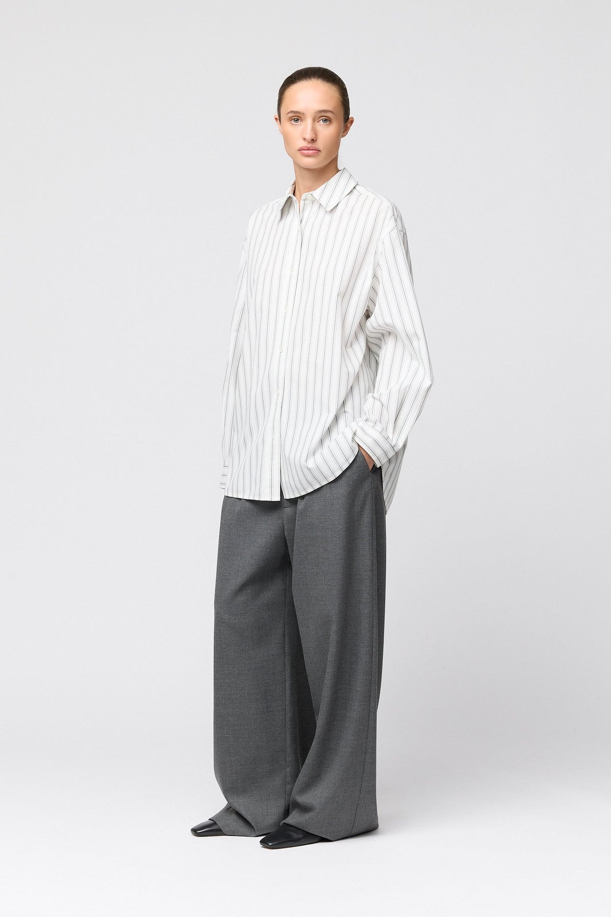 Poplin Workwear Shirt White with Black & Grey Pinstripe - modellbilde