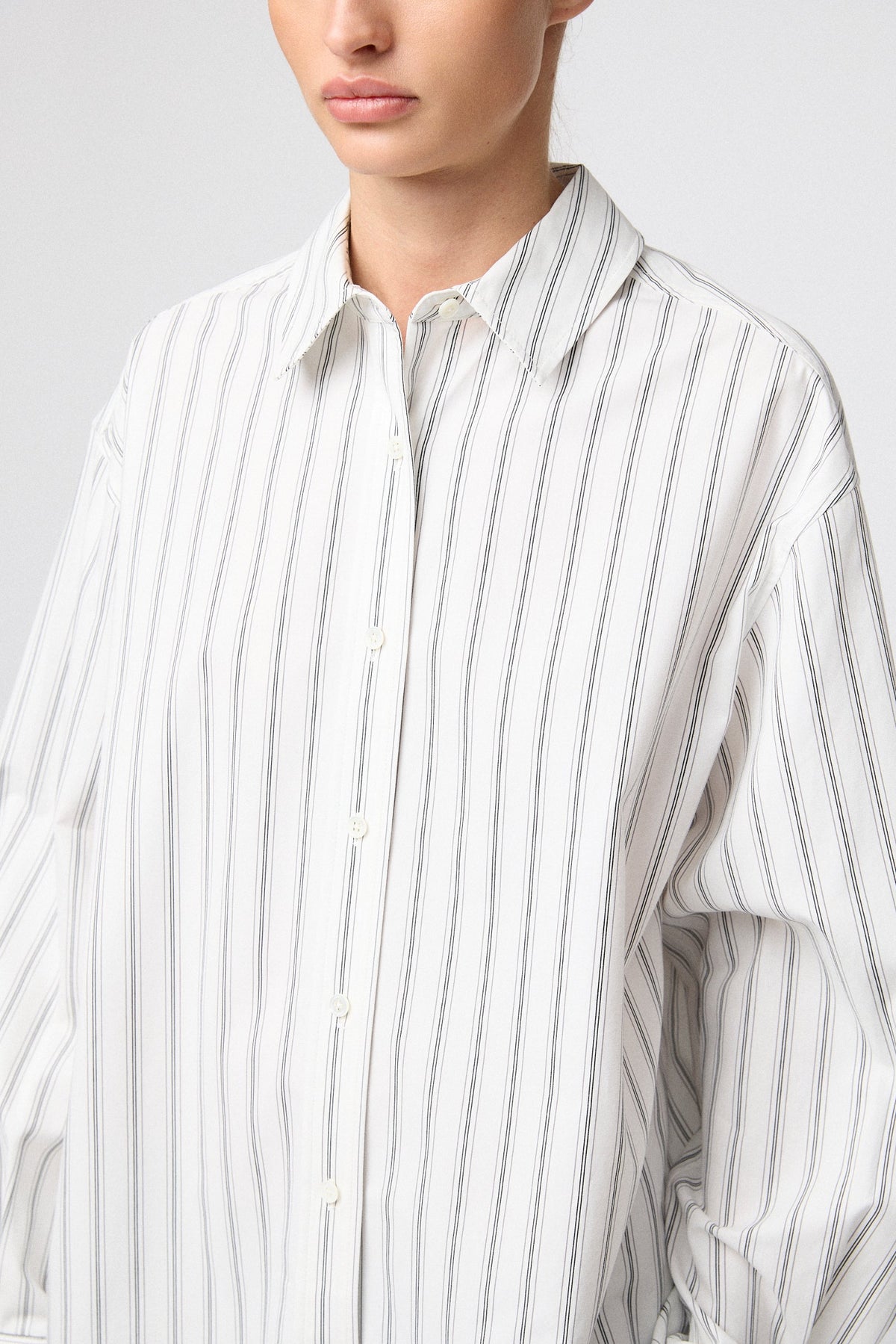 Poplin Workwear Shirt White with Black & Grey Pinstripe - modellbilde