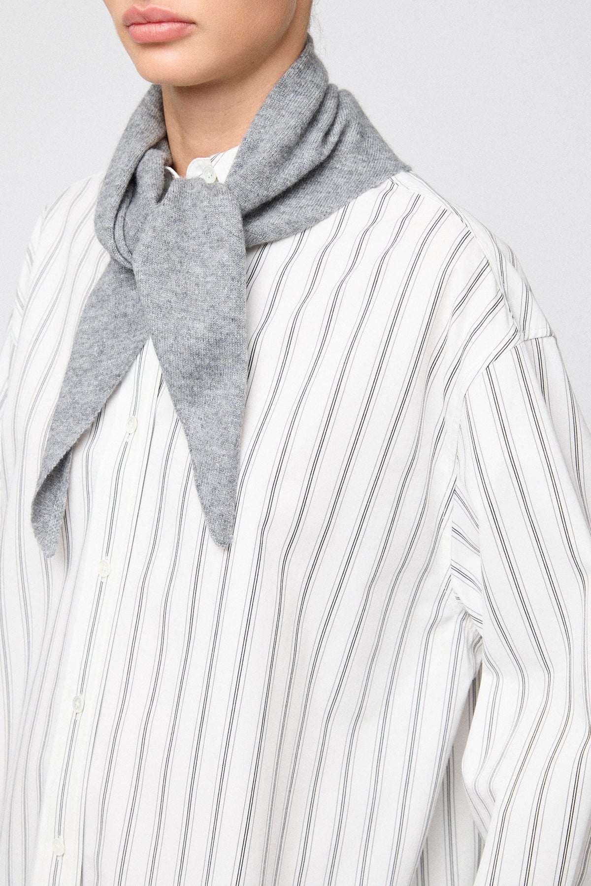 Memoir Cashmere Mini Scarf Gray Melange - modellbilde