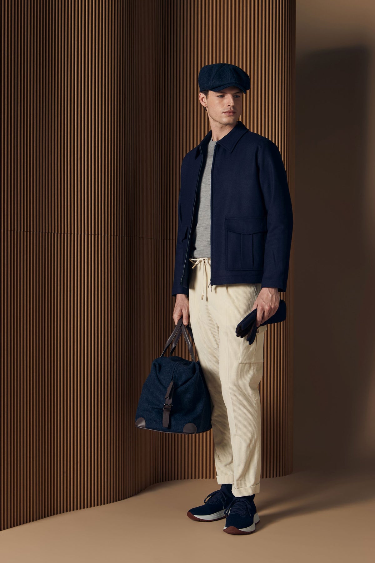 Virgin Wool Zip Jacket Navy på modell
