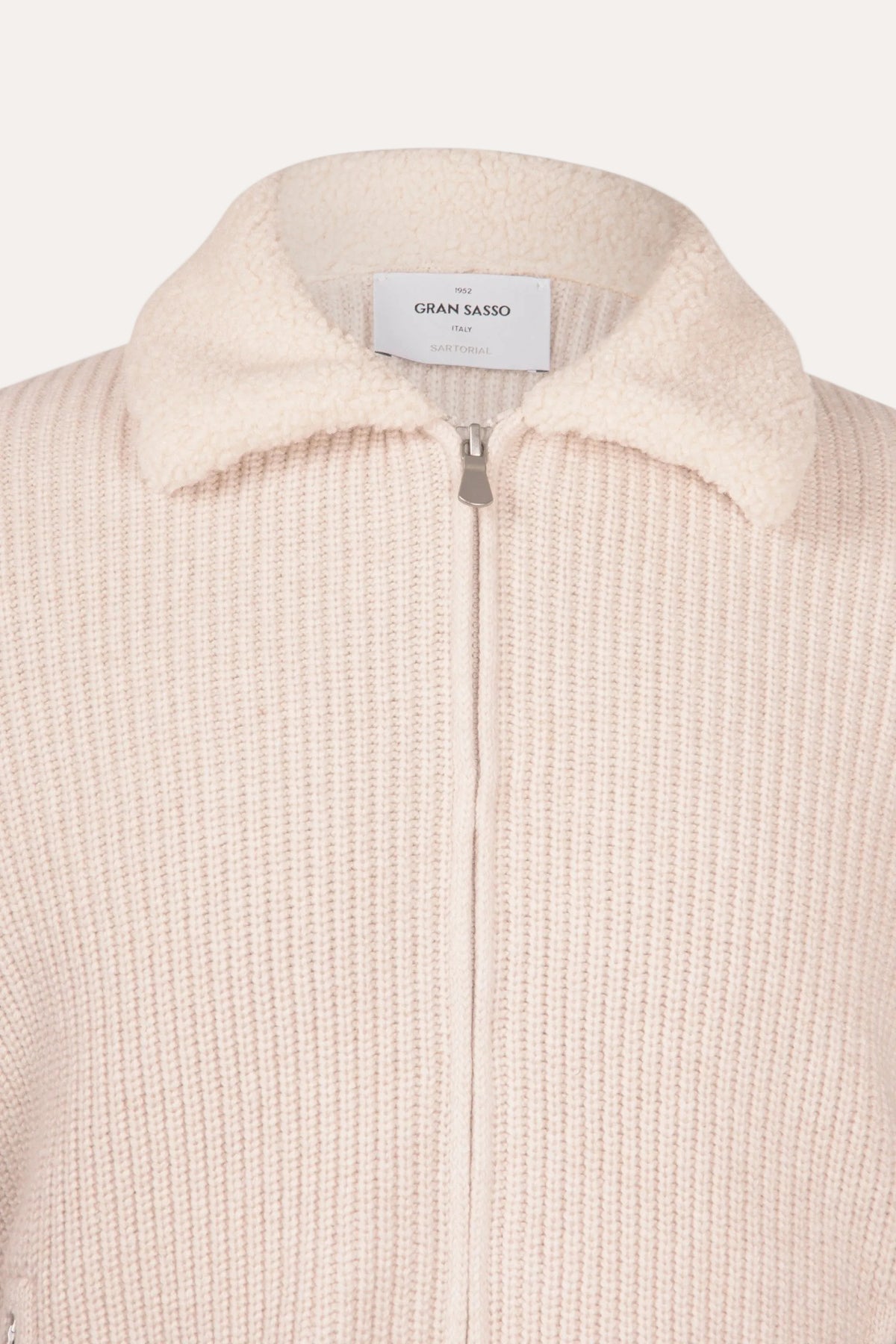 Full Zip Rib With Fox Lamb Collar Beige – detalj av krage