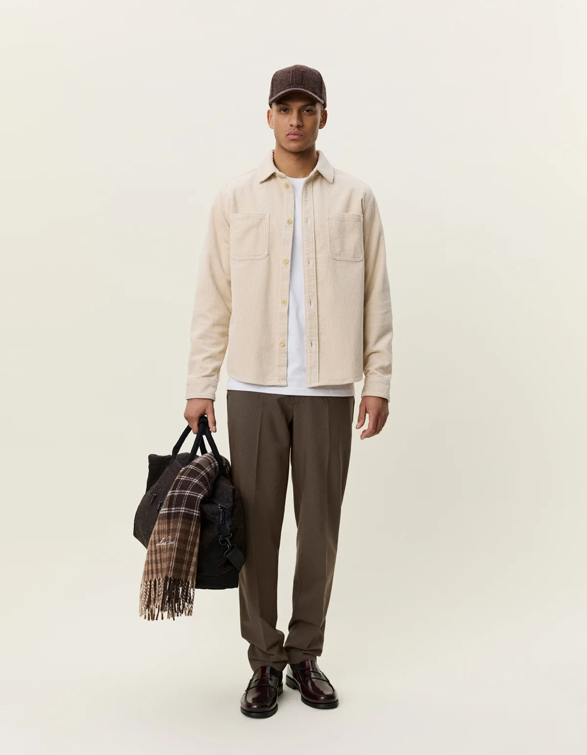 Corduroy Overshirt Ivory - modellbilde