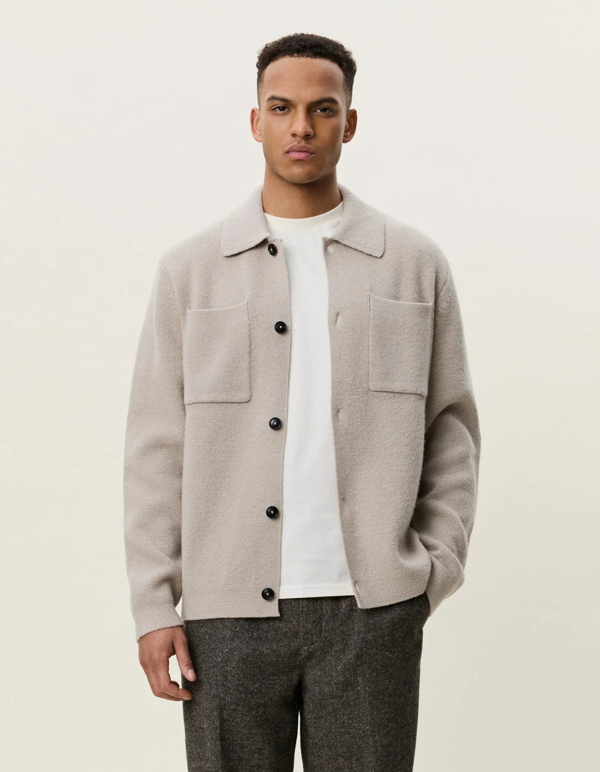 Milano Knit Overshirt Light Sand - modellbilde
