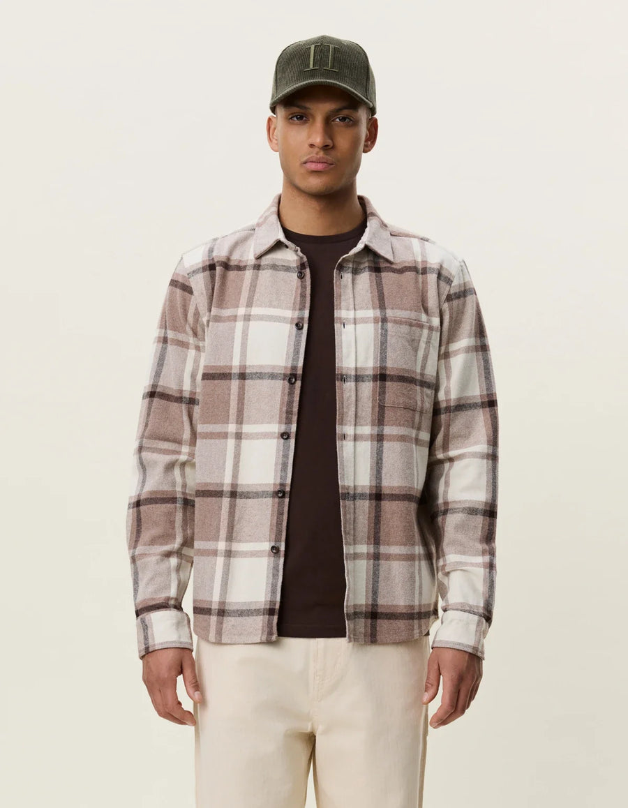 Check Flannel Shirt Caribou - modellbilde