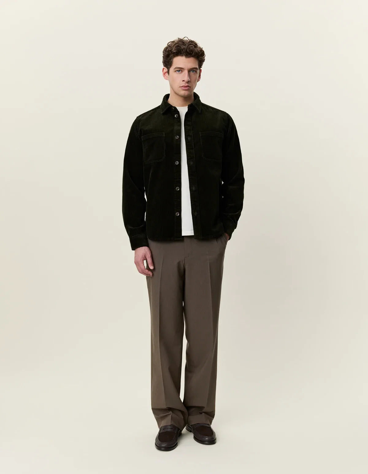 Corduroy Overshirt Rosin Green - modellbilde