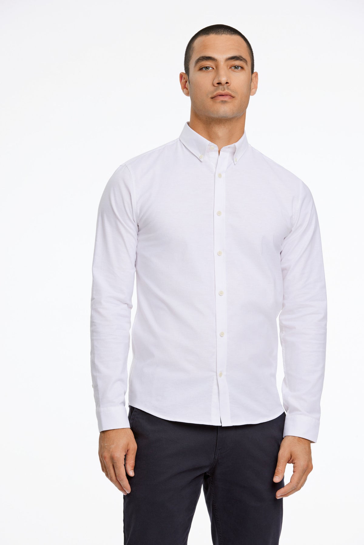 Oxford Superflex Shirt L/S White - modellbilde overkropp forfra
