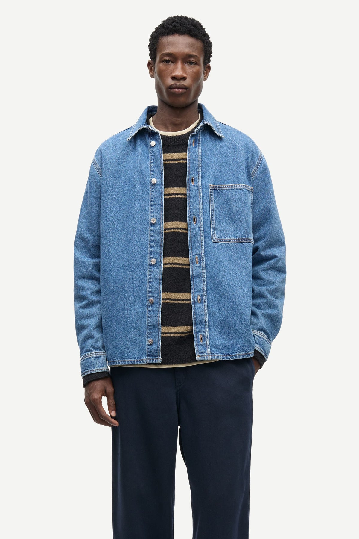Sadamon B shirt Denim 16138 Retro Wash - modellbilde forfra