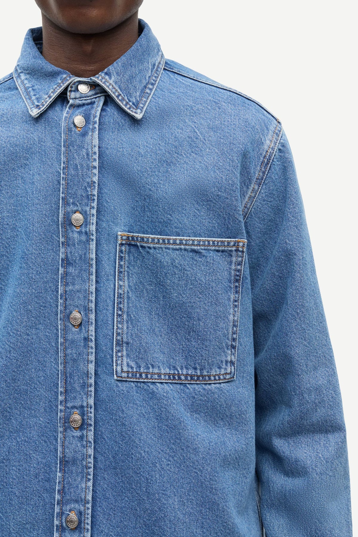 Sadamon B shirt Denim 16138 Retro Wash - modellbilde detalj