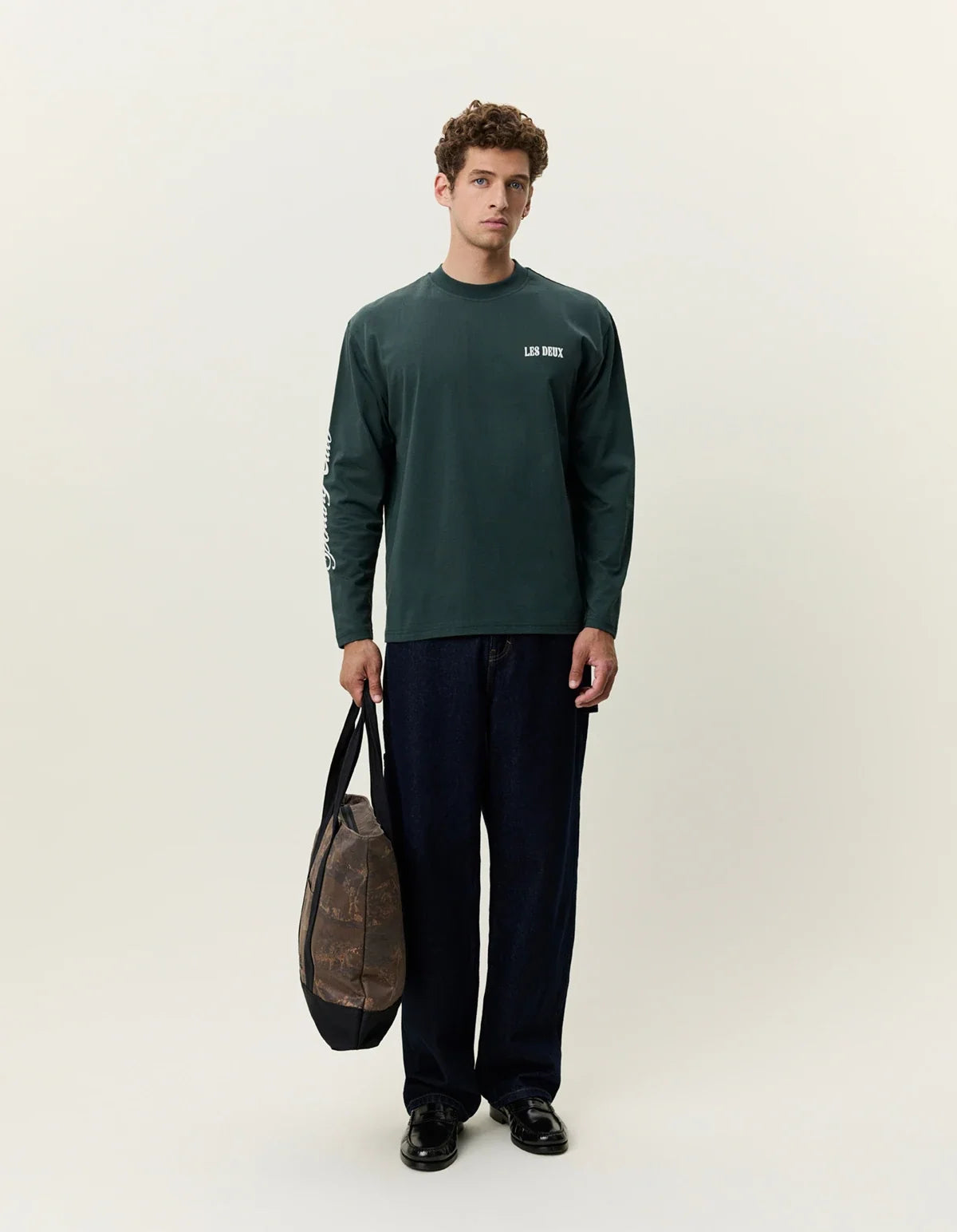 Woods LS T-Shirt Darkest Spruce Green - modell