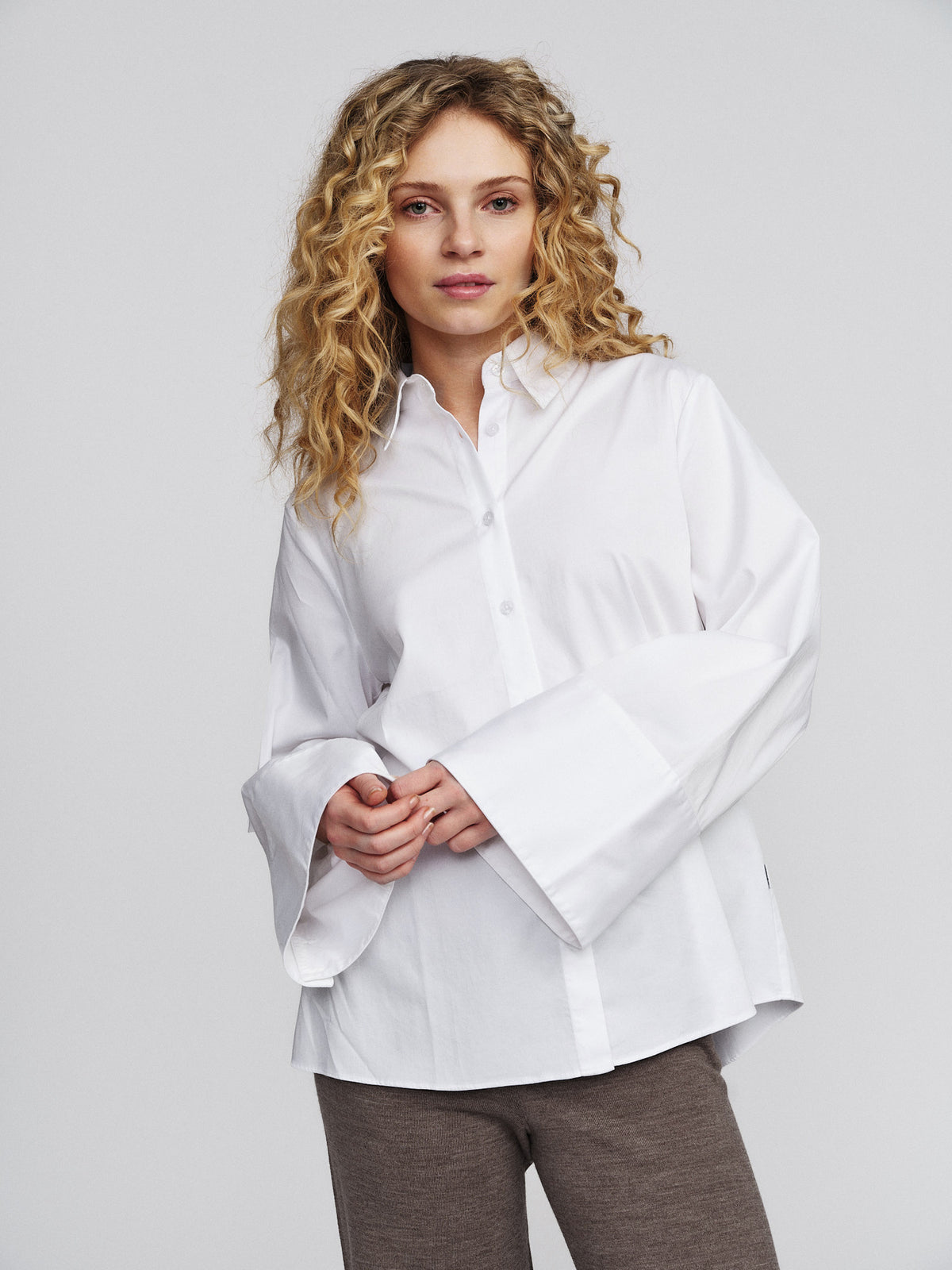 Victoria Shirt White - modellbilde