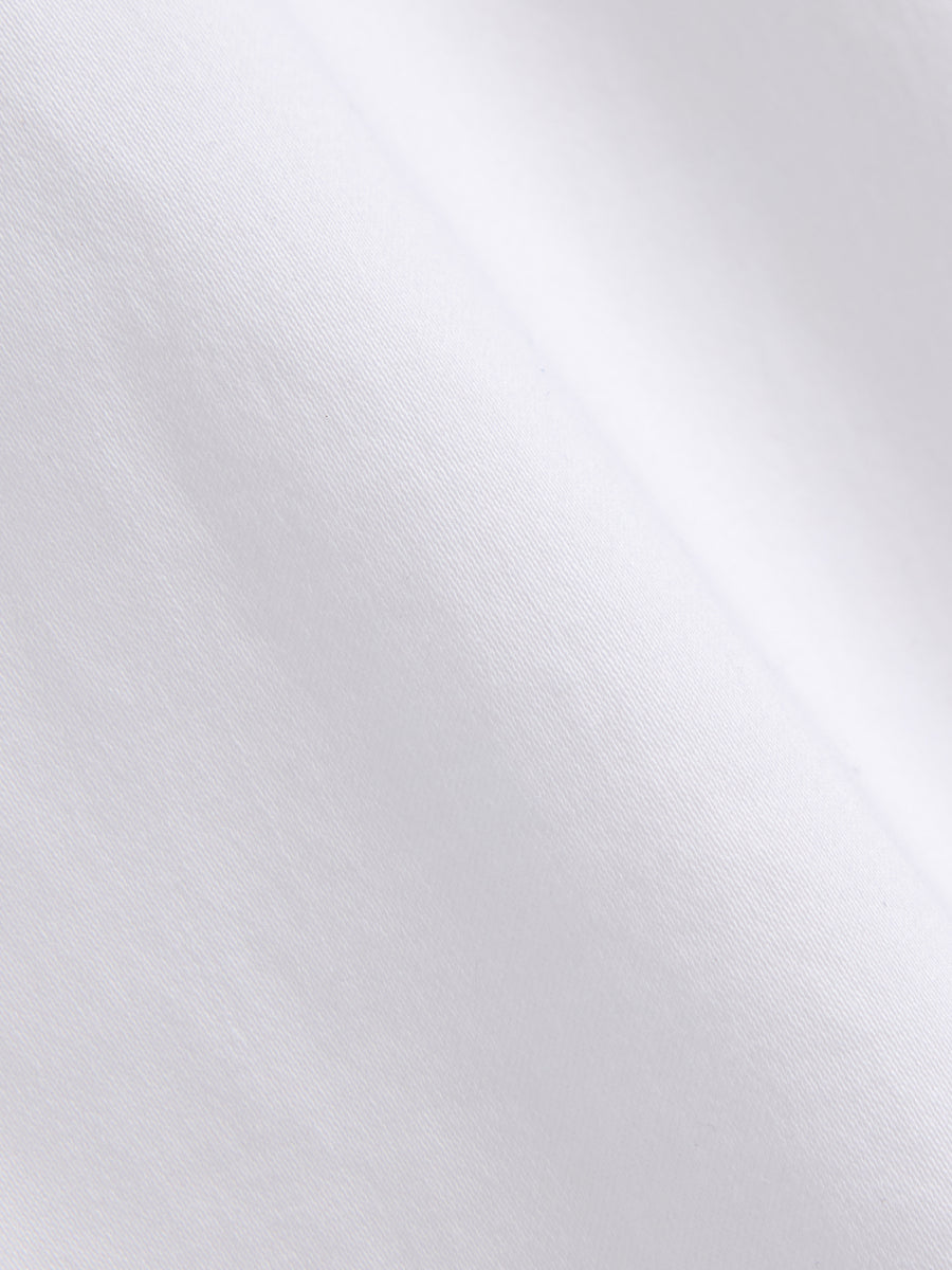 Victoria Shirt White - modellbilde nærbilde