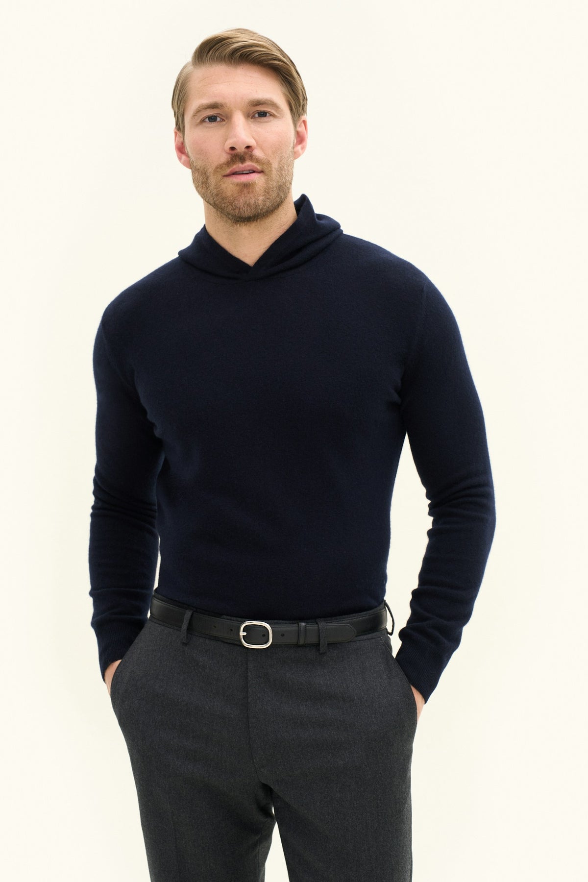 Pascal Wool/Cashmere Hoodie Navy - modellbilde