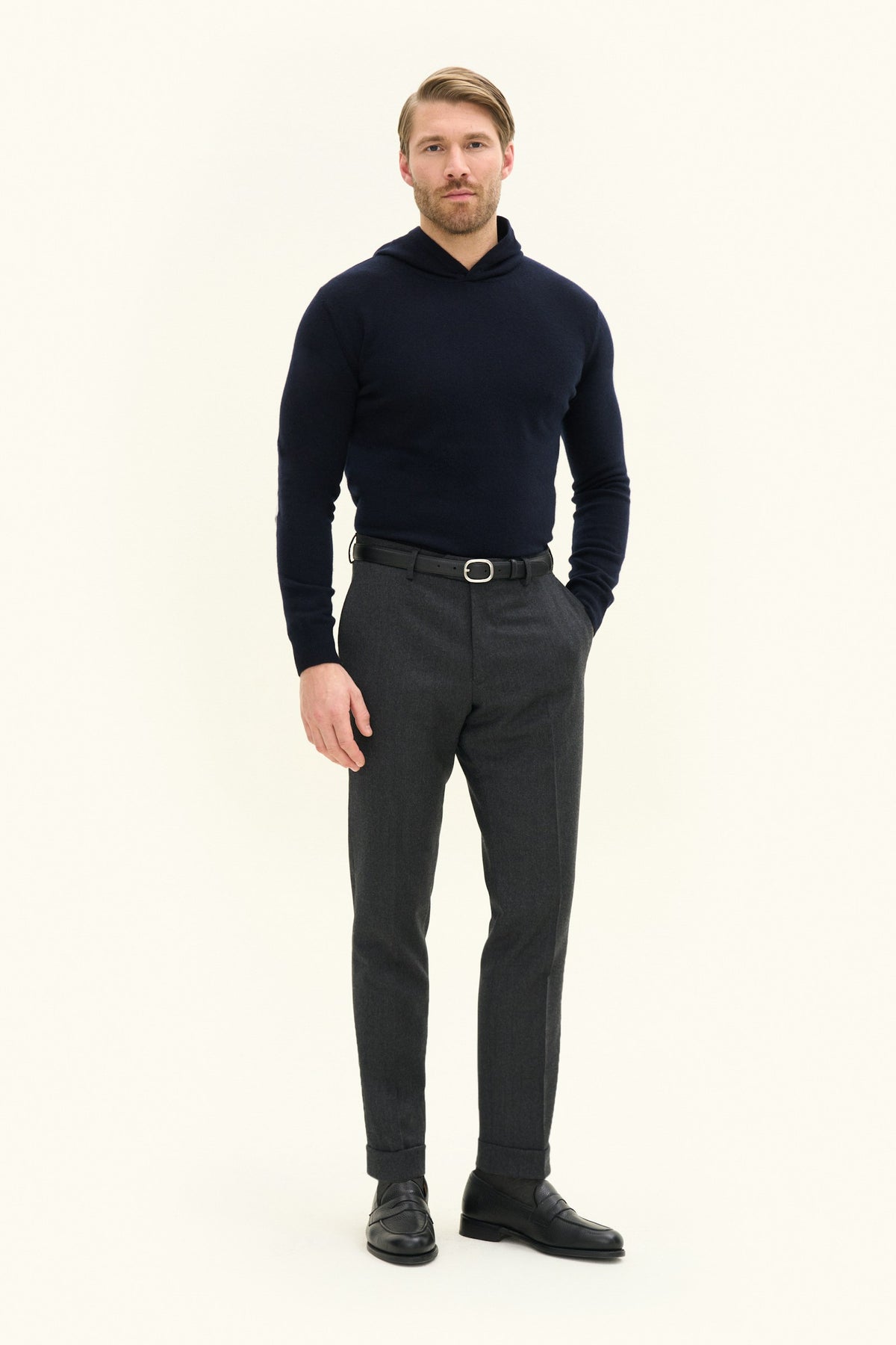 Pascal Wool/Cashmere Hoodie Navy - modellbilde