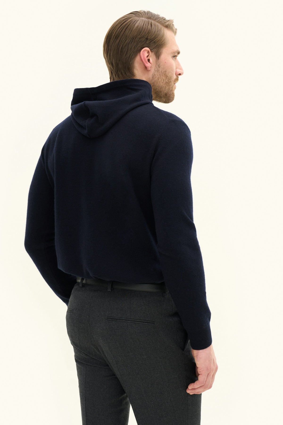 Pascal Wool/Cashmere Hoodie Navy - modellbilde