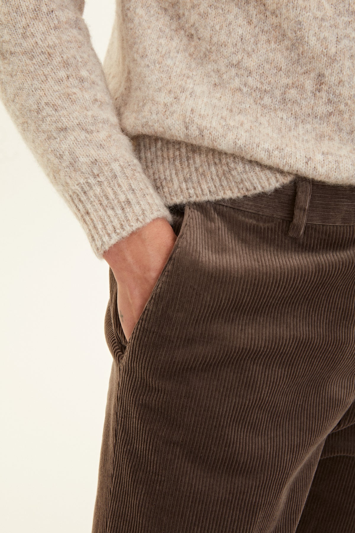 Oscar Jacobson Dandy Trousers Corduroy Baked Beige - detalj