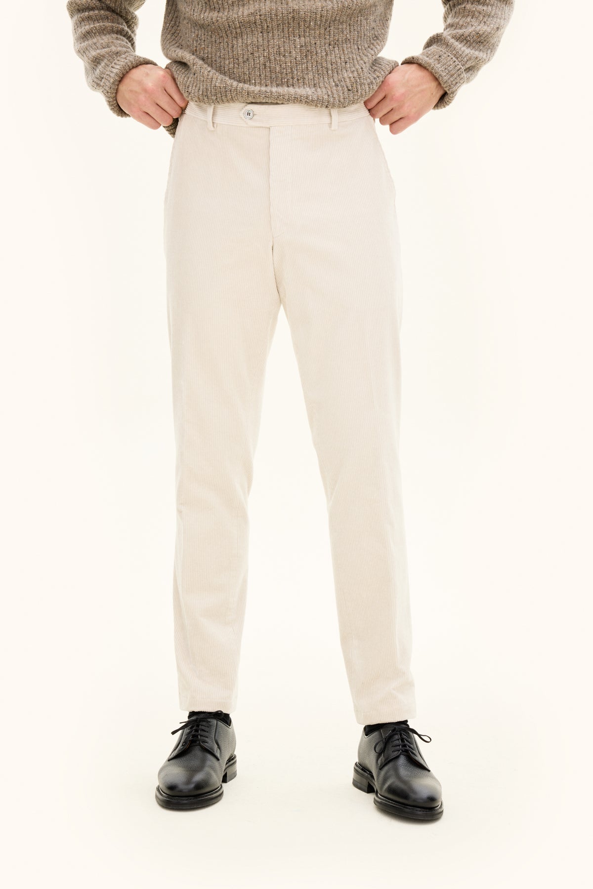 Oscar Jacobson Dandy Trousers Corduroy Creme White - modellbilde