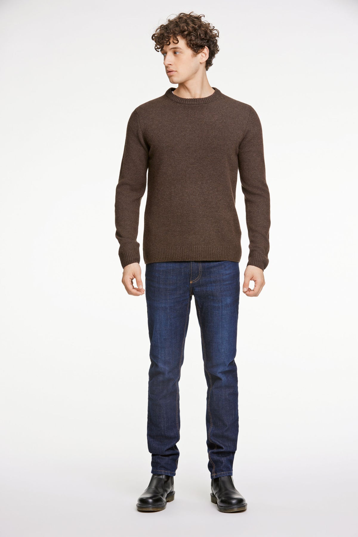 Lambswool O-Neck Knit Dark Brown Melange - modellbilde helfigur