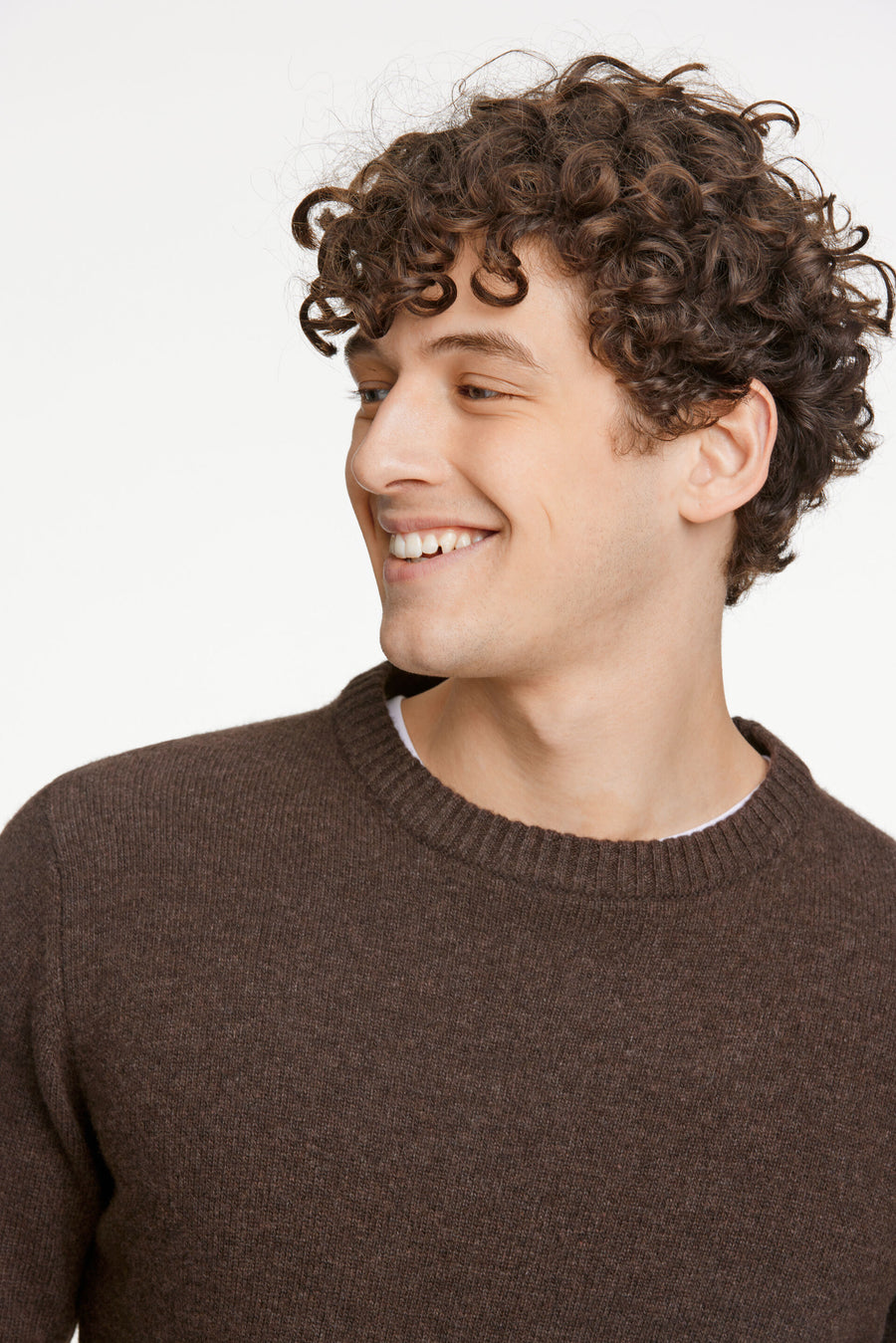 Lambswool O-Neck Knit Dark Brown Melange - modellbilde nærbilde