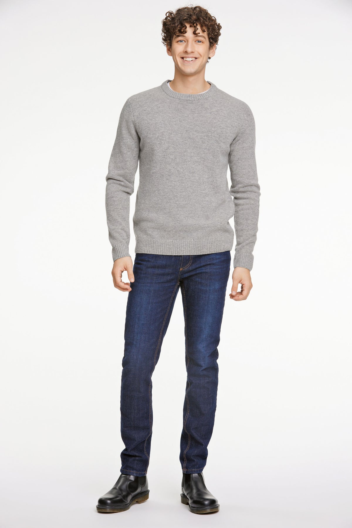 Lambswool O-Neck Knit Mid Grey Melange - modellbilde helfigur