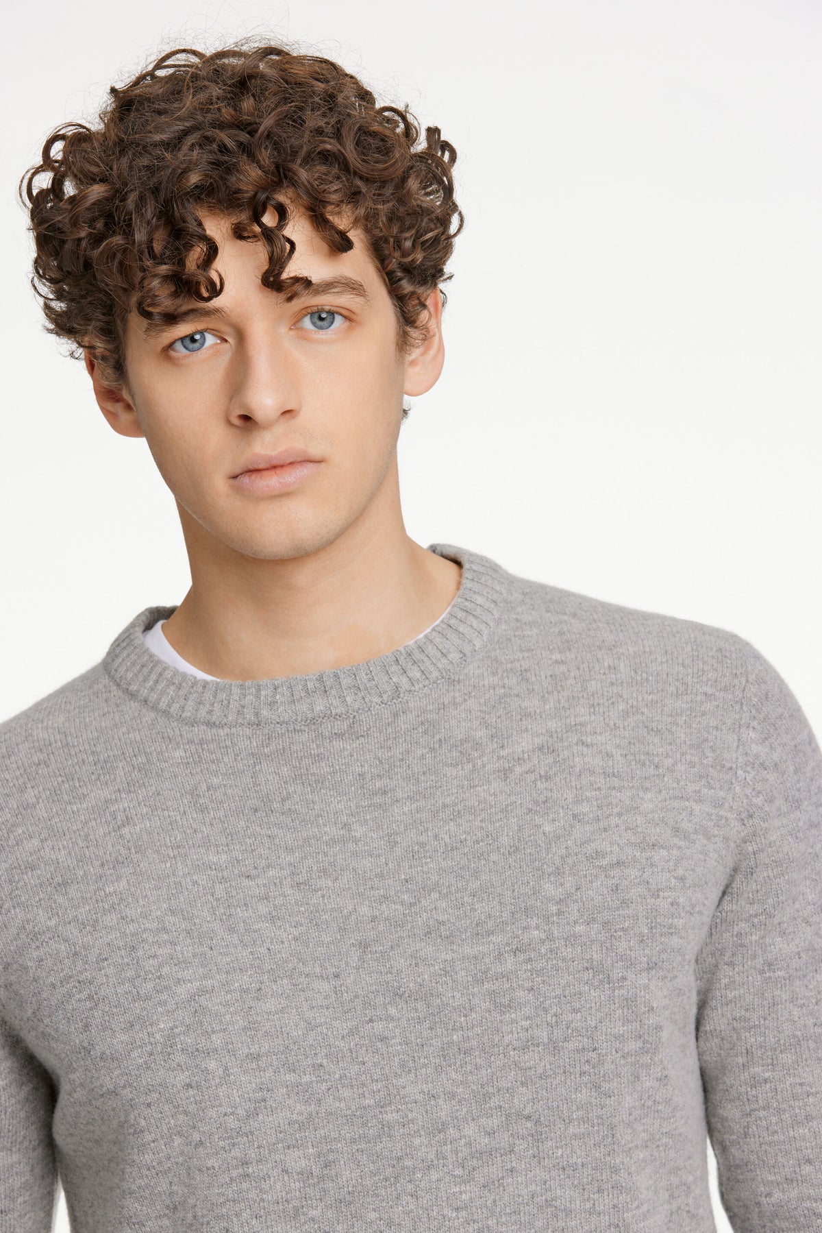 Lambswool O-Neck Knit Mid Grey Melange - modellbilde nærbilde