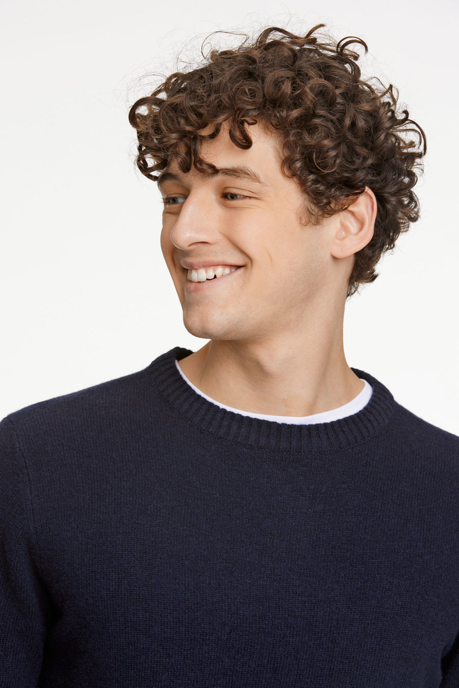 Lambswool O-Neck Knit Navy - modellbilde nærbilde