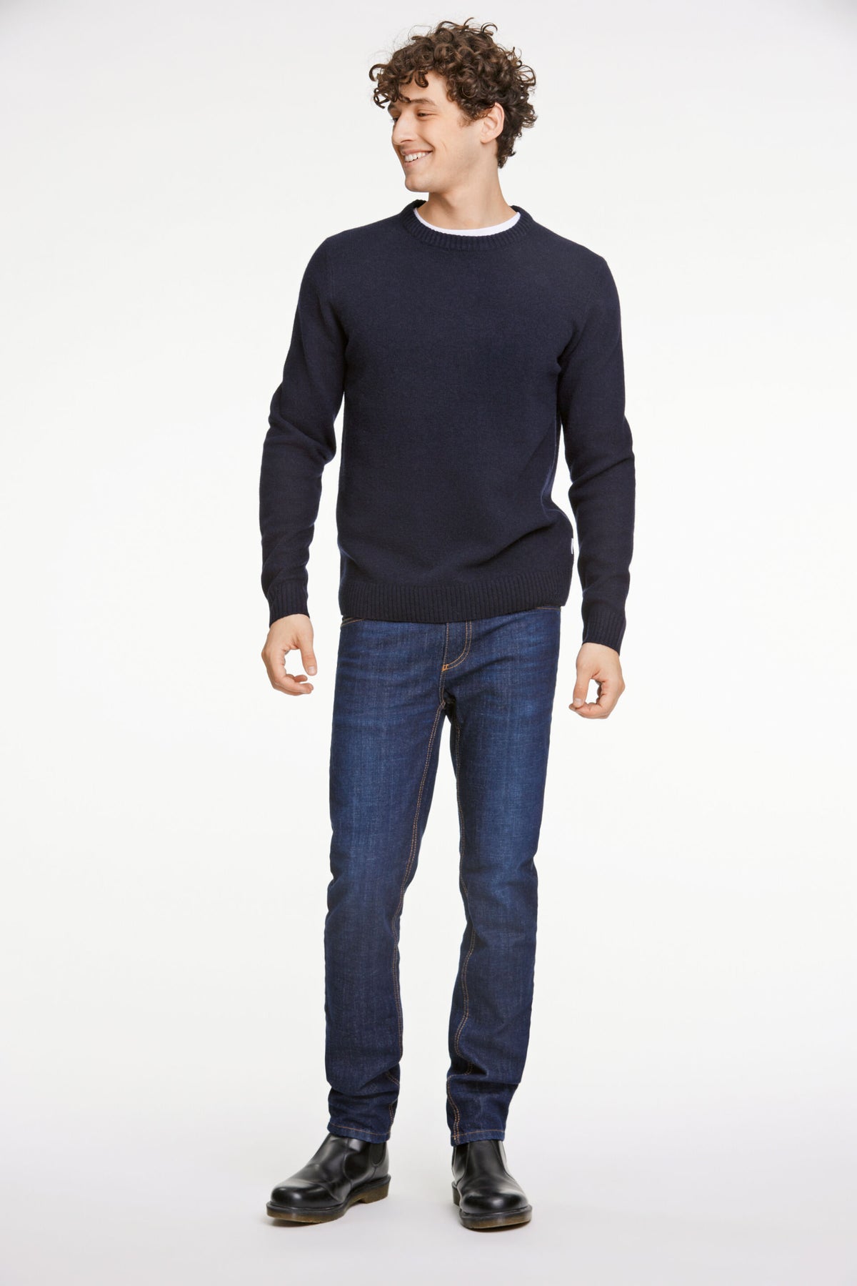 Lambswool O-Neck Knit Navy - modellbilde helfigur