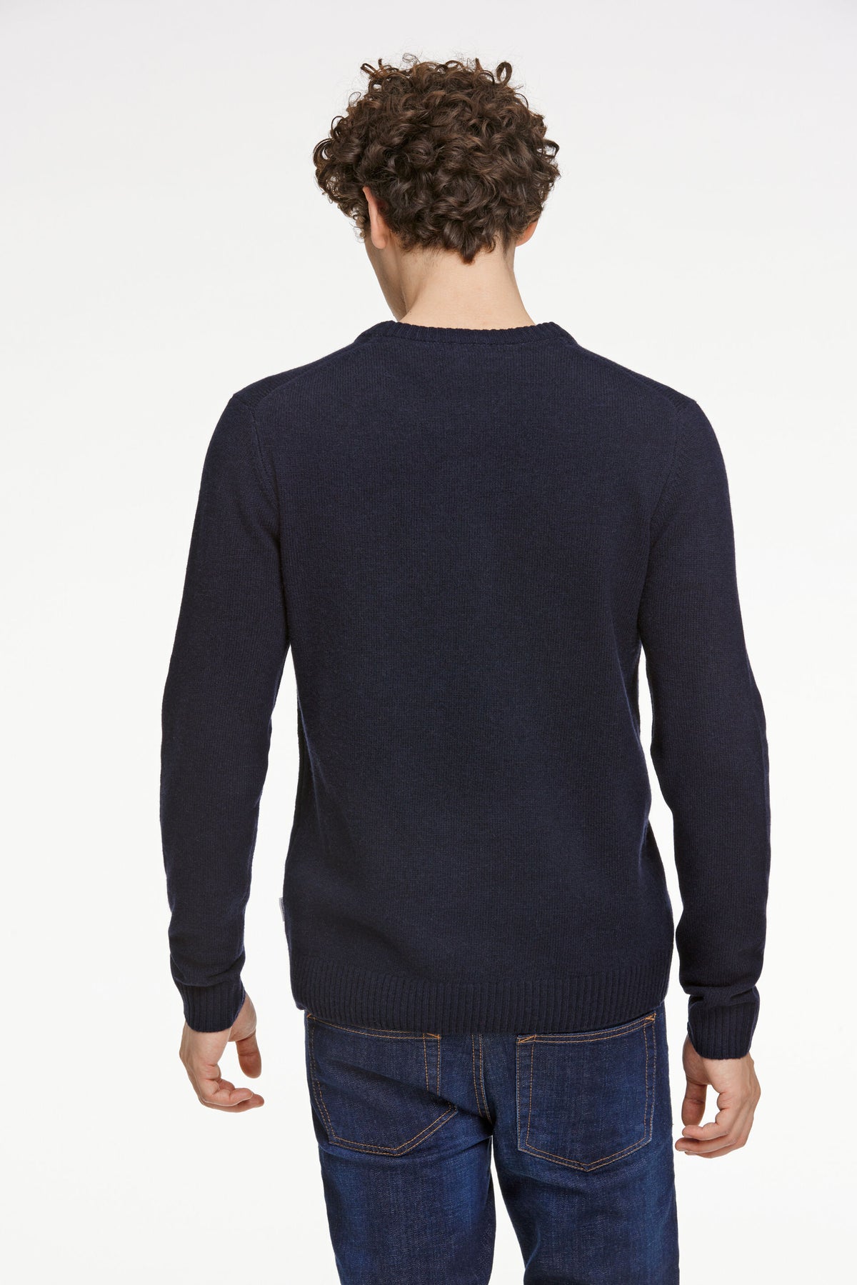 Lambswool O-Neck Knit Navy - modellbilde bakside