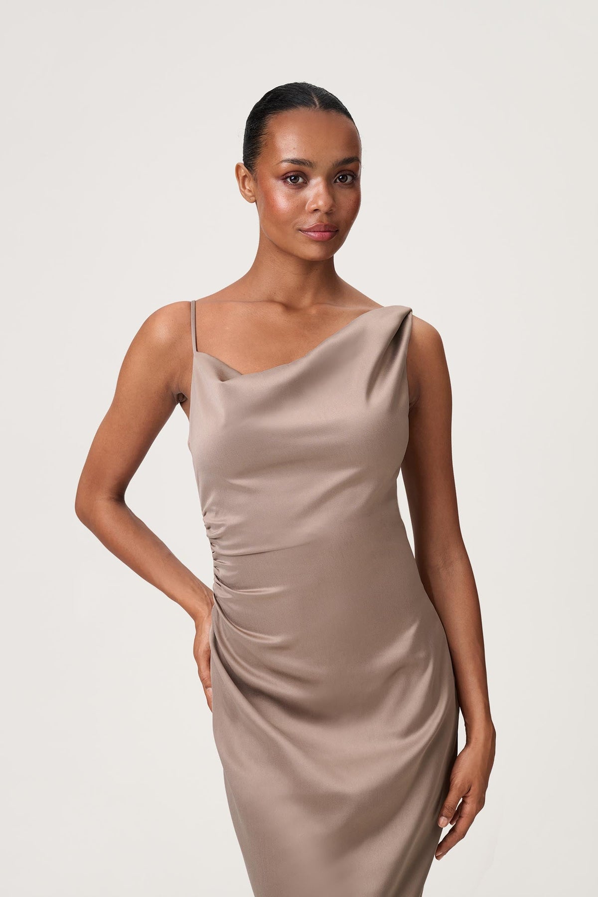 Adoore Almeria Dress Taupe - modellbilde