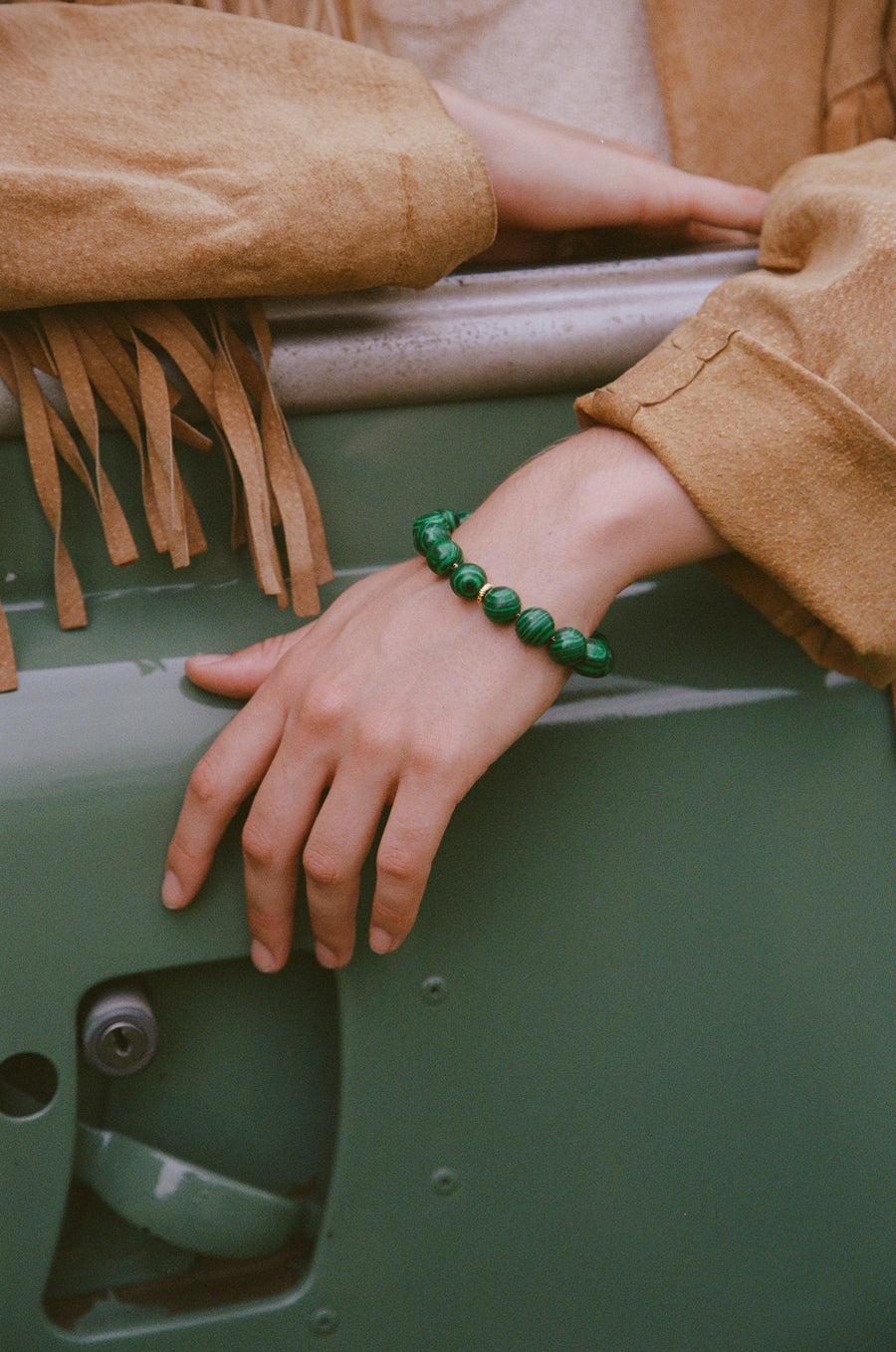 Malachite Dreams Bracelet - Holly Green, modellbilde