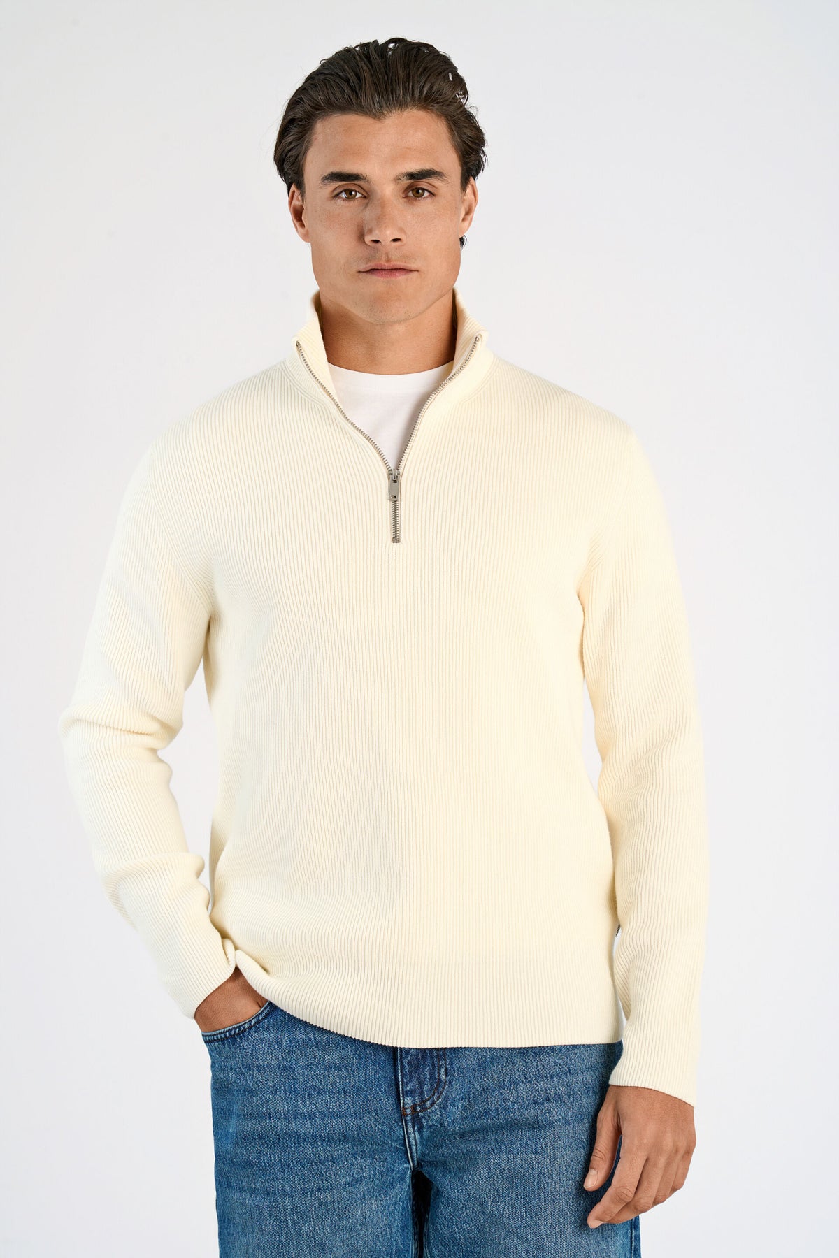 Half Zip Rib Knit Pearl White - modellbilde nærbilde forfra