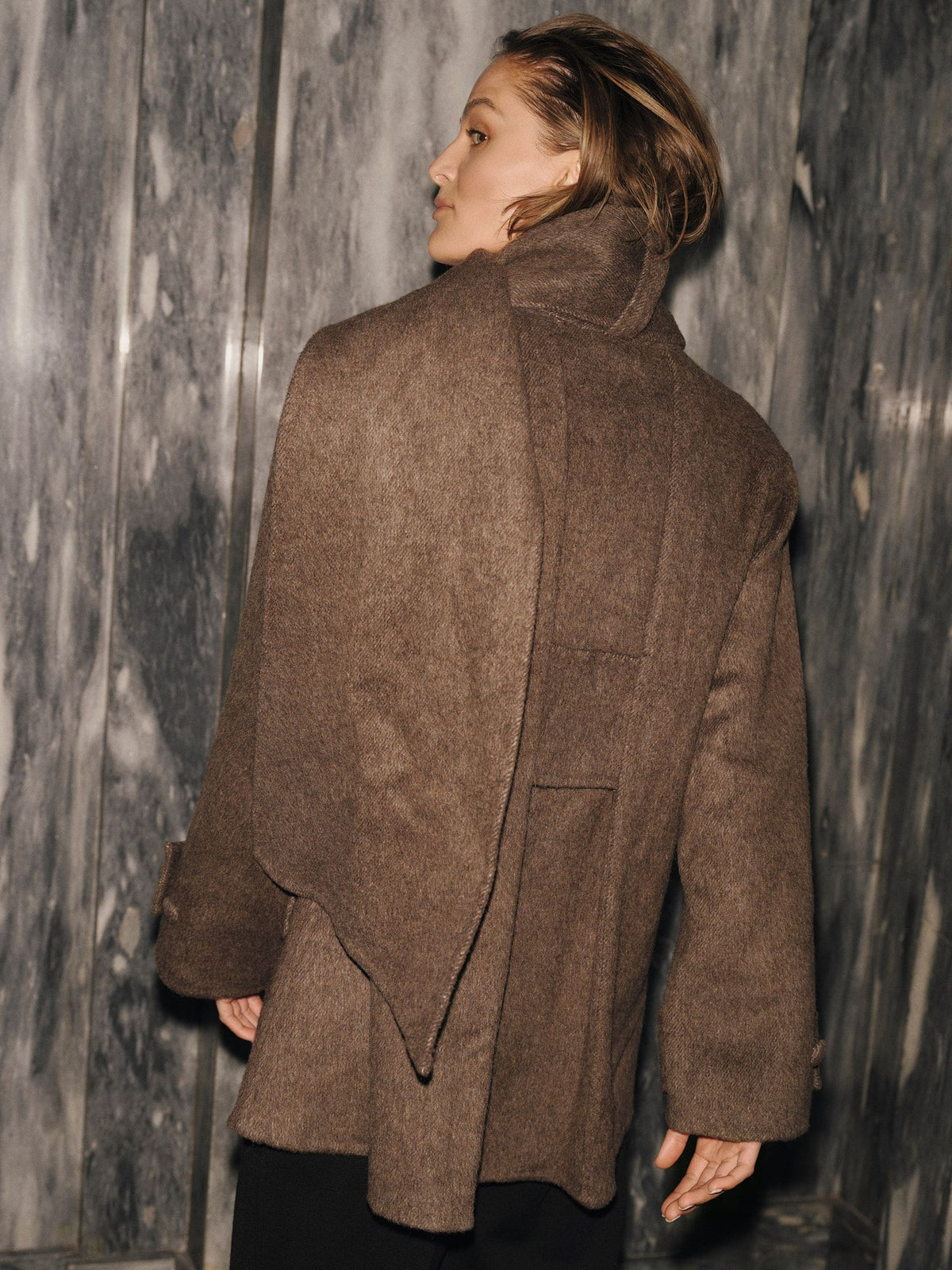 Clara Coat Dark Brown - modellbilde