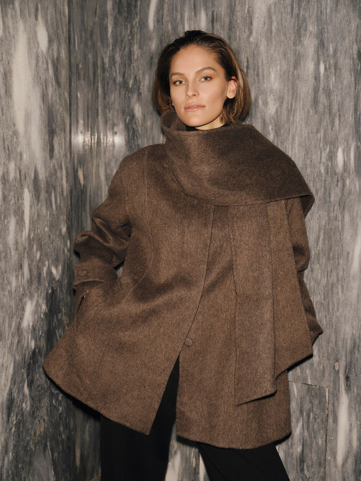 Clara Coat Dark Brown - modellbilde
