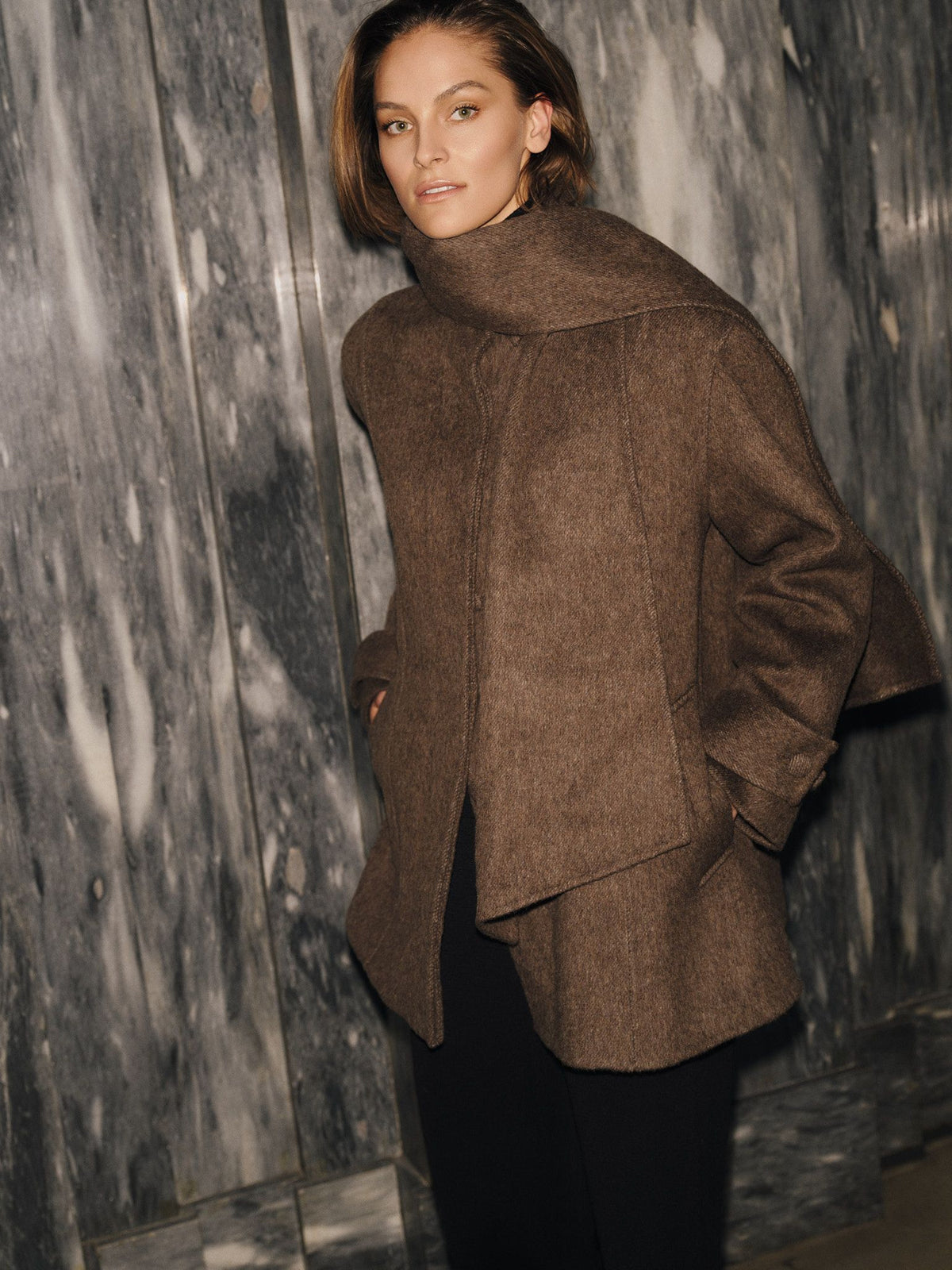 Clara Coat Dark Brown - modellbilde